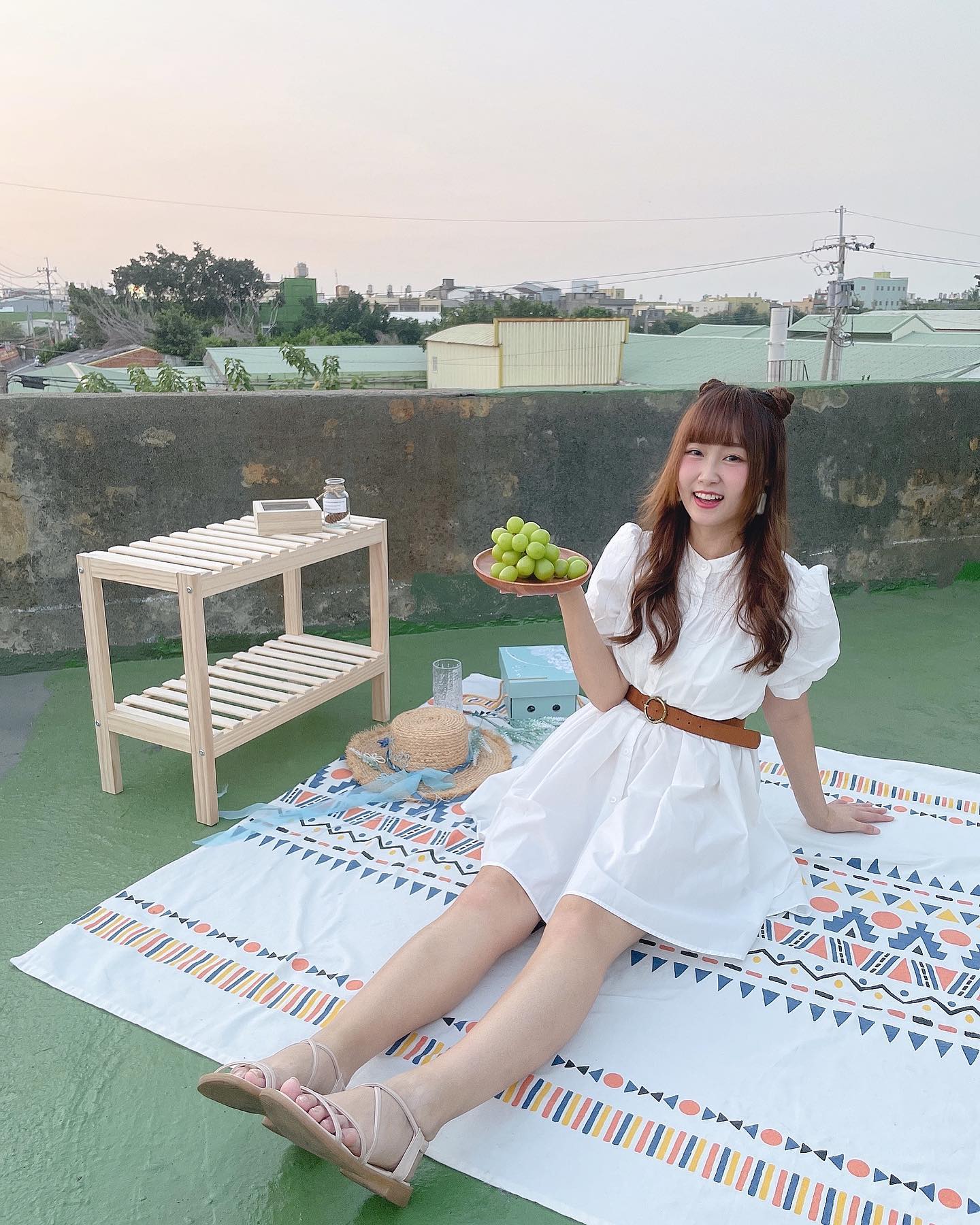 渾圓奶妹「希希」邪惡低胸視角胸好胸滿！滿滿的「白皙長腿」讓你一次滿足-第1章-图片7