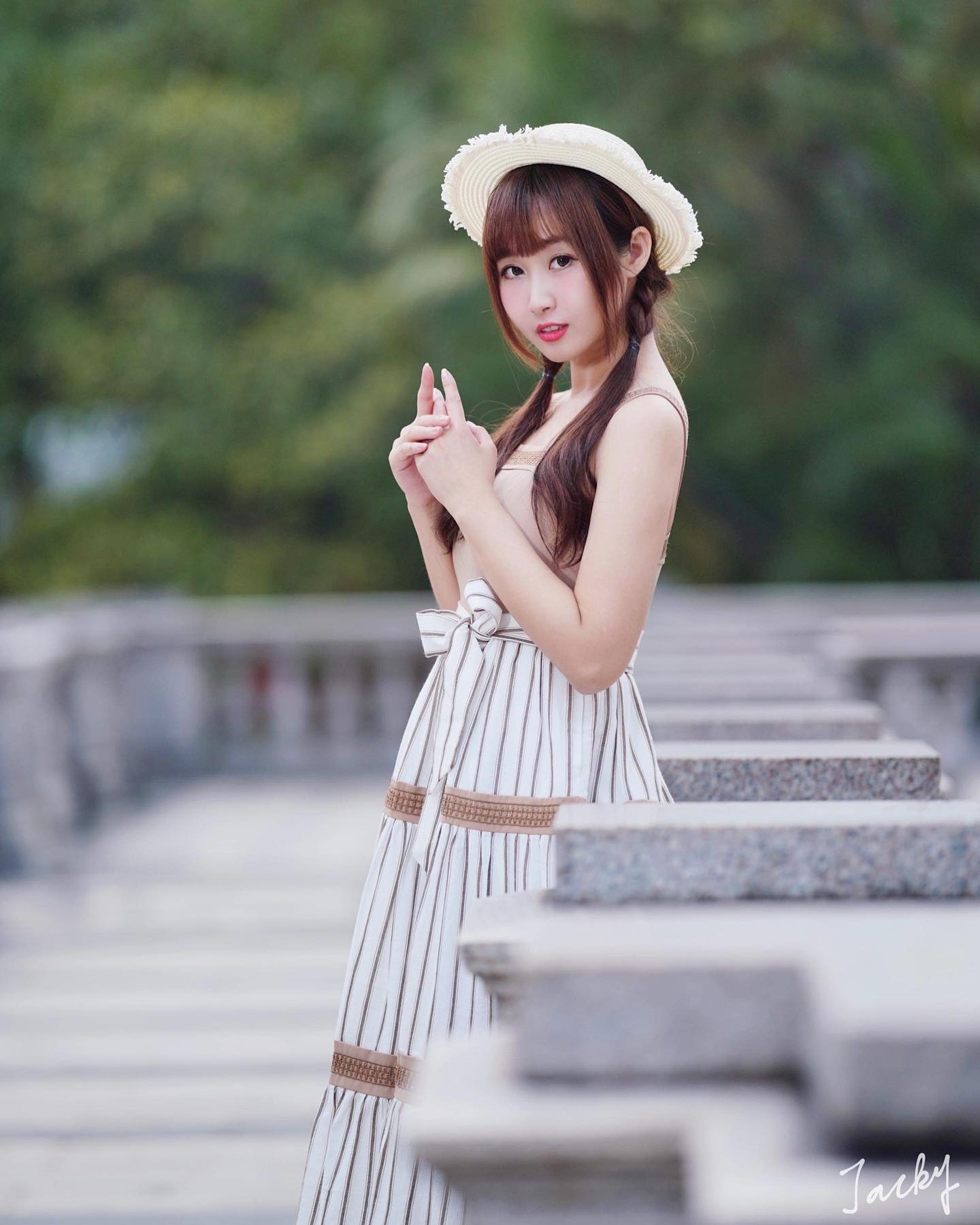 渾圓奶妹「希希」邪惡低胸視角胸好胸滿！滿滿的「白皙長腿」讓你一次滿足-第1章-图片10