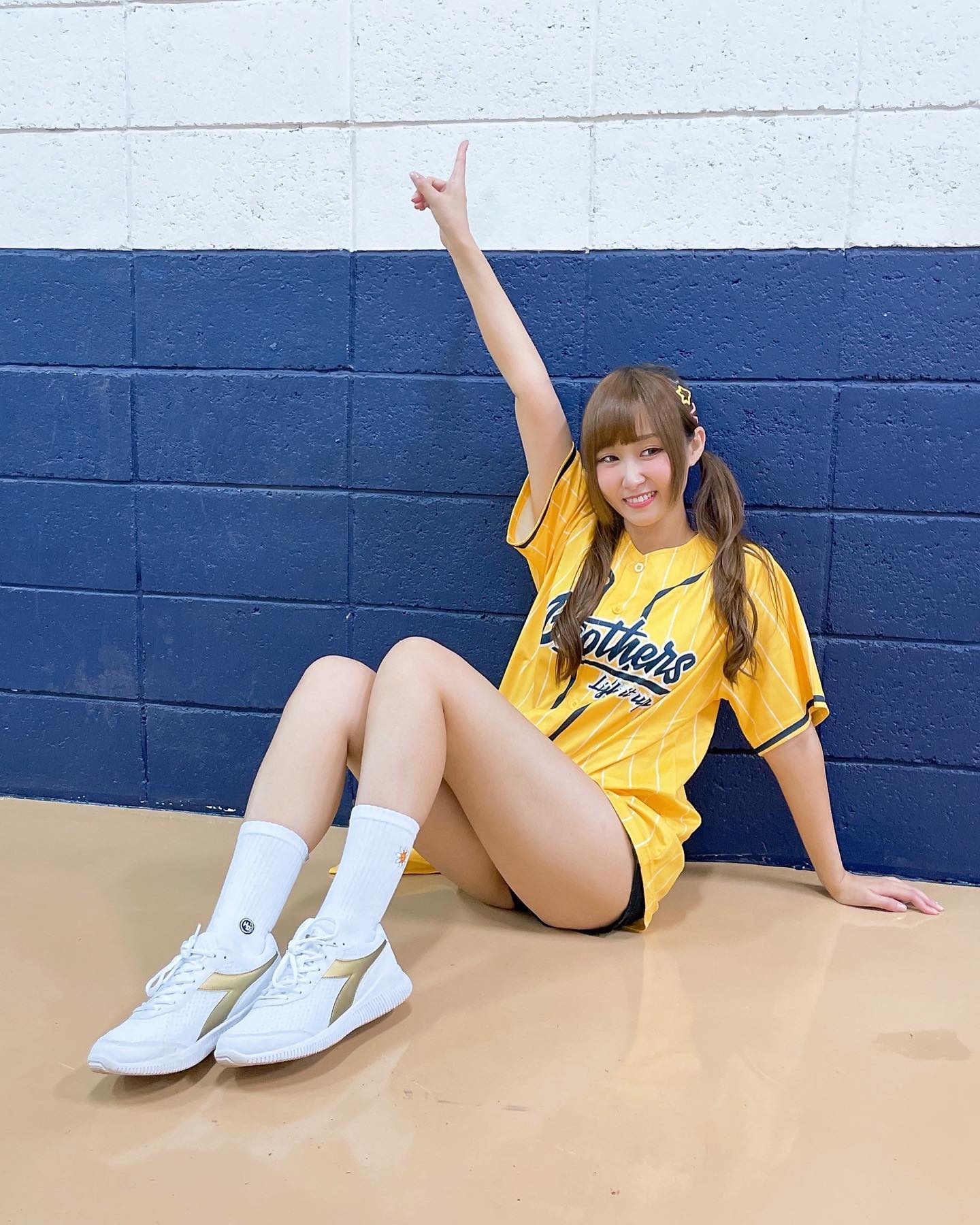 渾圓奶妹「希希」邪惡低胸視角胸好胸滿！滿滿的「白皙長腿」讓你一次滿足-第1章-图片9