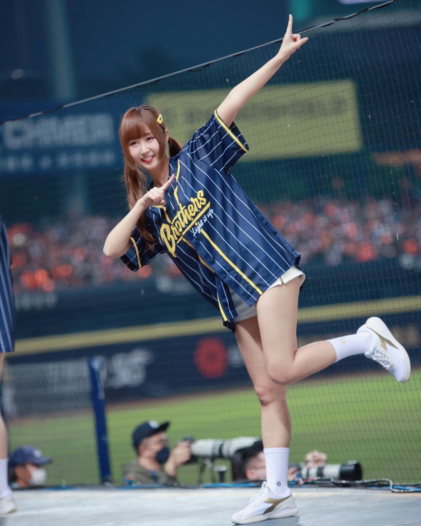 渾圓奶妹「希希」邪惡低胸視角胸好胸滿！滿滿的「白皙長腿」讓你一次滿足-第1章-图片8