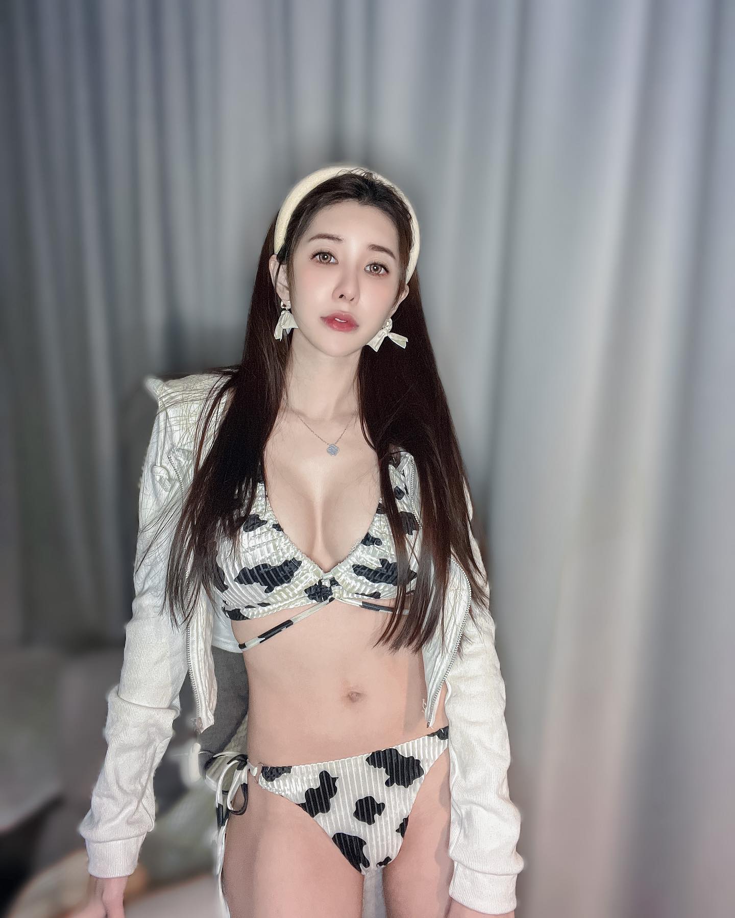 Super long legs sister