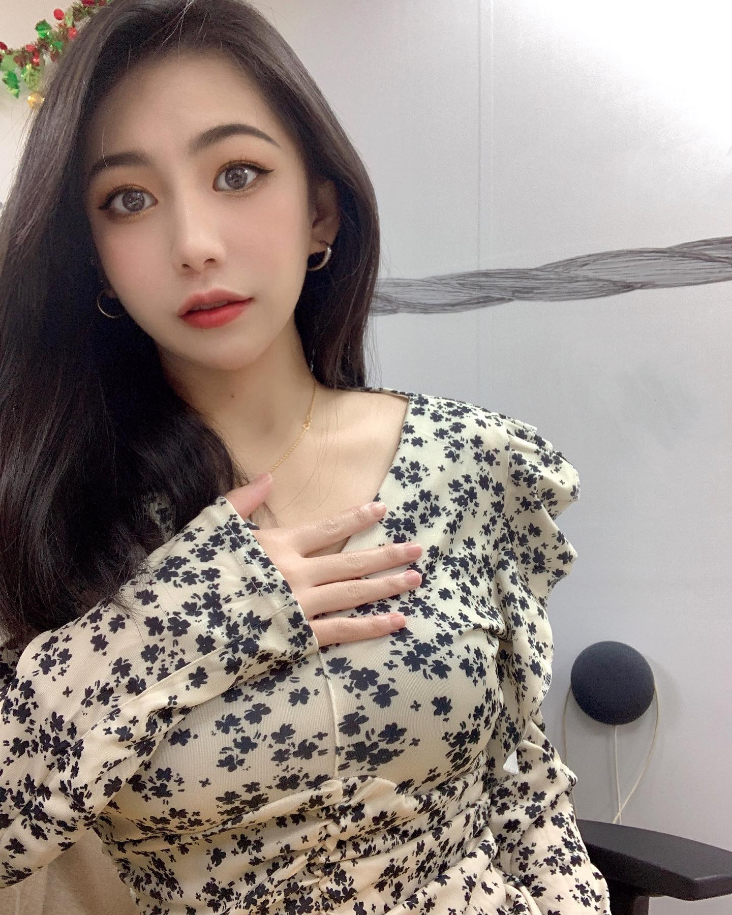 凶狠正妹「高芷軒」性感「小惡魔身材」飽滿「深溝畫面」真的好養眼啊-第1章-图片5