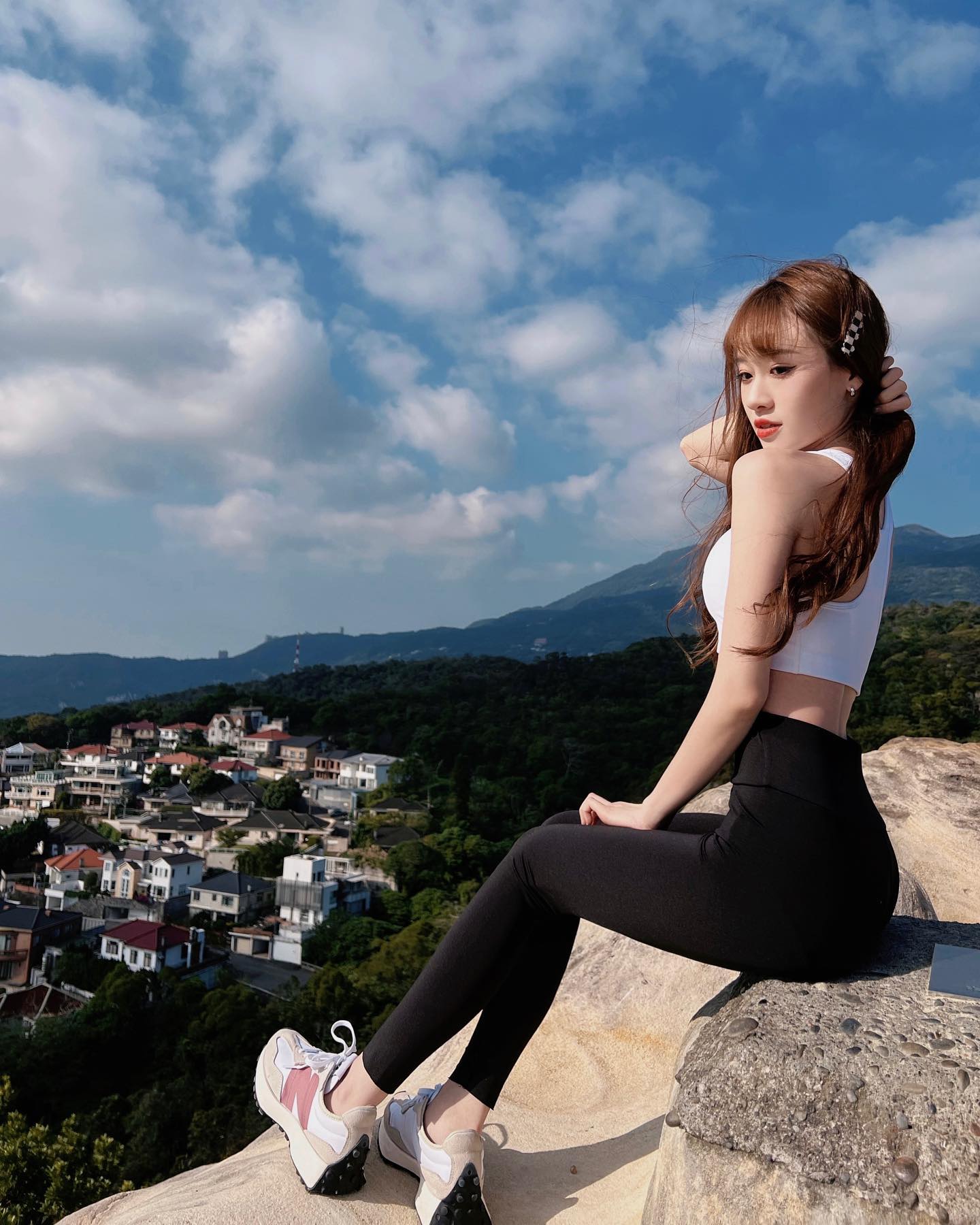 「陳0」胸前開外掛滿滿乳量「深邃事業線」果然包不住，巨乳差點掉出來！-第1章-图片3