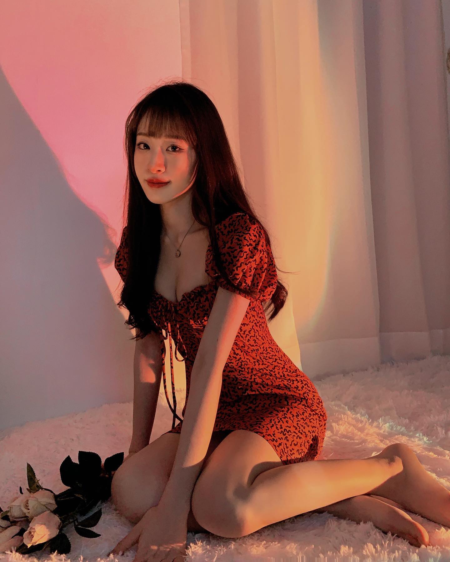 「陳0」胸前開外掛滿滿乳量「深邃事業線」果然包不住，巨乳差點掉出來！-第1章-图片4