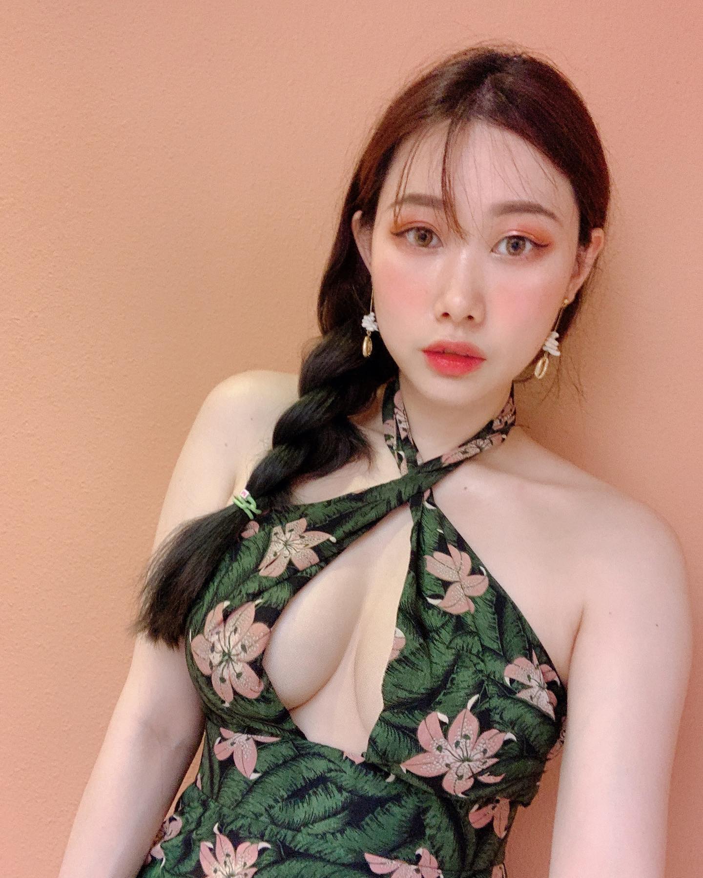 爆奶姊姊「小欣甘」超猛「天然兇器」逼死人啊，雙球形狀好明顯！根本就是超豐滿！-第1章-图片5