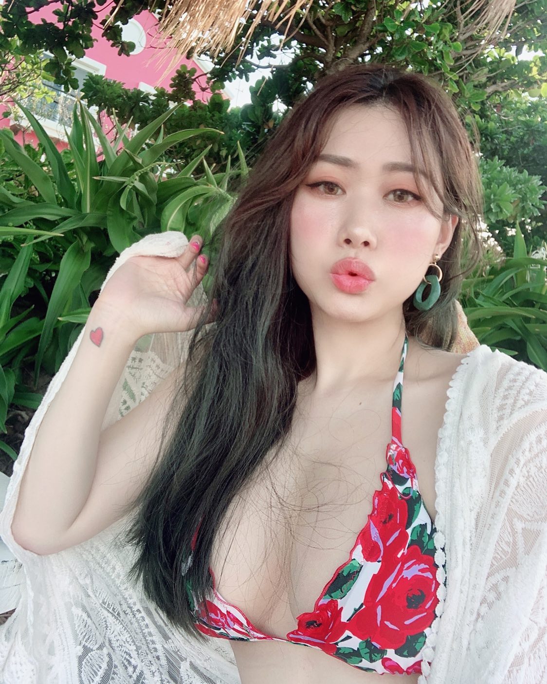 爆奶姊姊「小欣甘」超猛「天然兇器」逼死人啊，雙球形狀好明顯！根本就是超豐滿！-第1章-图片4