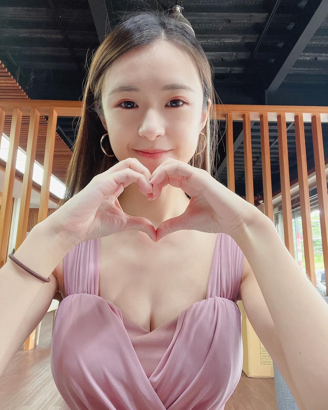 微糖女神「陳怡婷」有容奶大甜笑仙氣爆棚，清秀大眼笑容「甜死人不償命」-第1章-图片2