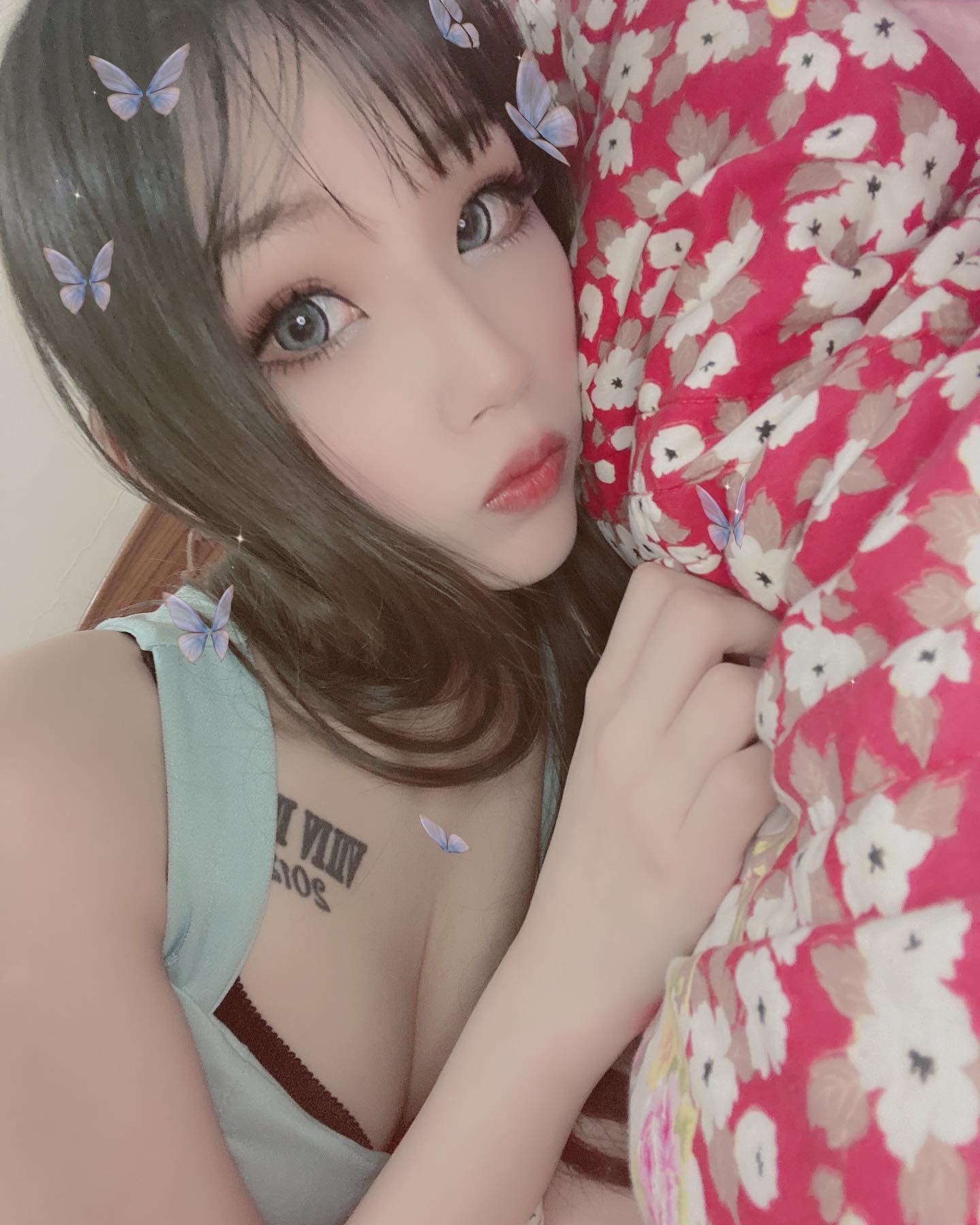 美乳正妹「詩織」大歐派「威力十足」上衣被撐到緊繃快炸裂，配上超高顏值太惹火！-第1章-图片1