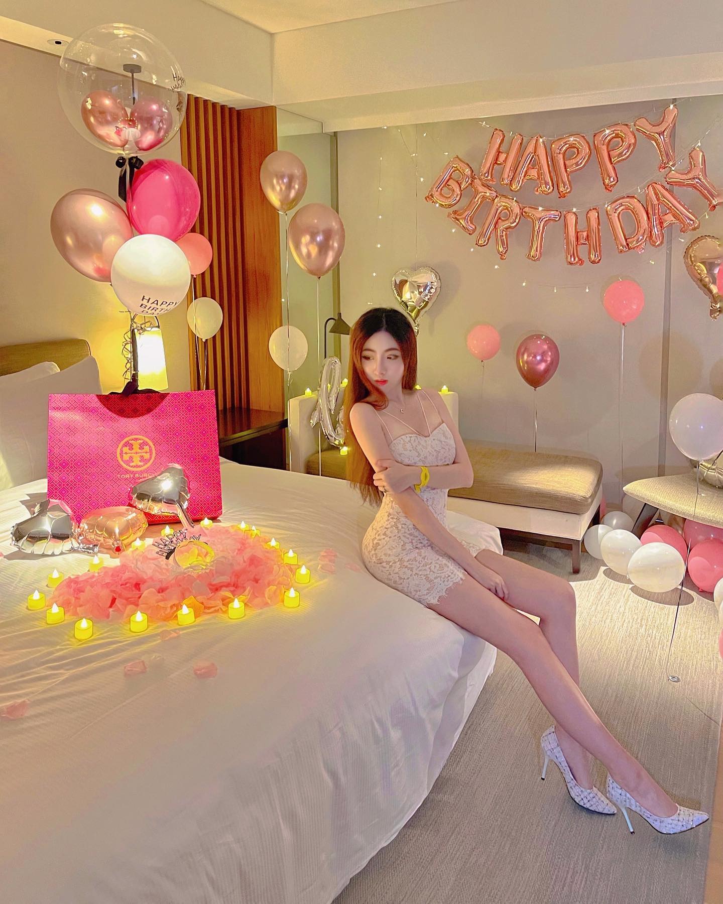 性感女神「吳昱萱」狂曬美腿撩得足控都忍不住爆動，魅力電眼太會撩-第1章-图片2