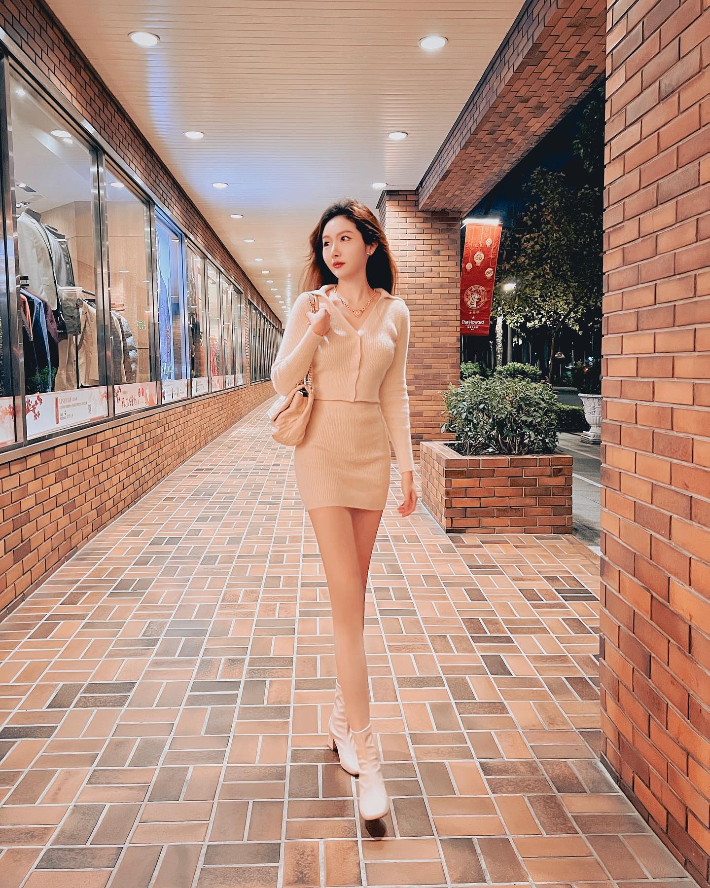 性感女神「吳昱萱」狂曬美腿撩得足控都忍不住爆動，魅力電眼太會撩-第1章-图片7