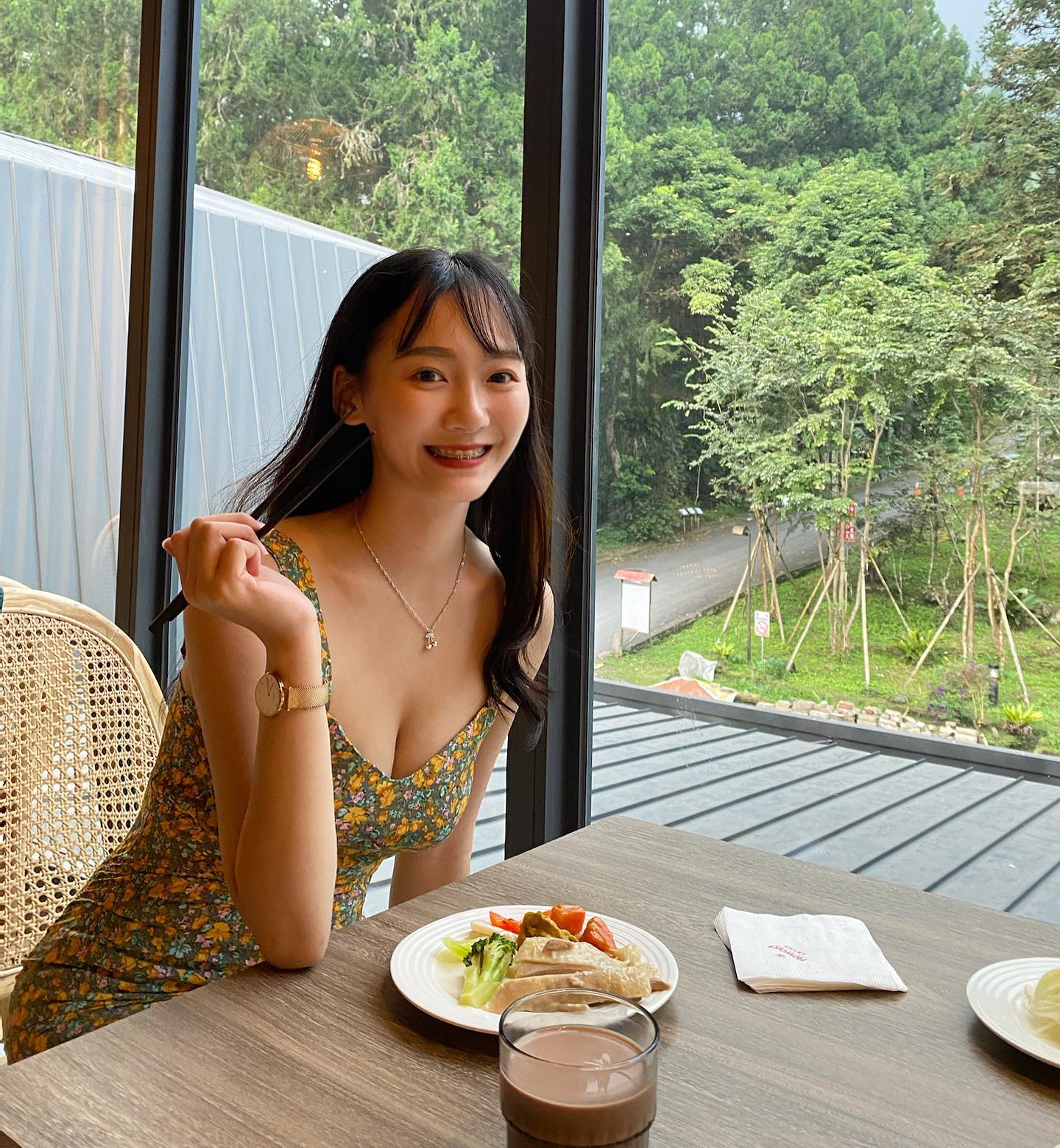 正妹「Queena」甜美萌顏超吃香，「低胸造型」越看越犯規！走在路上超吸睛！-第1章-图片7