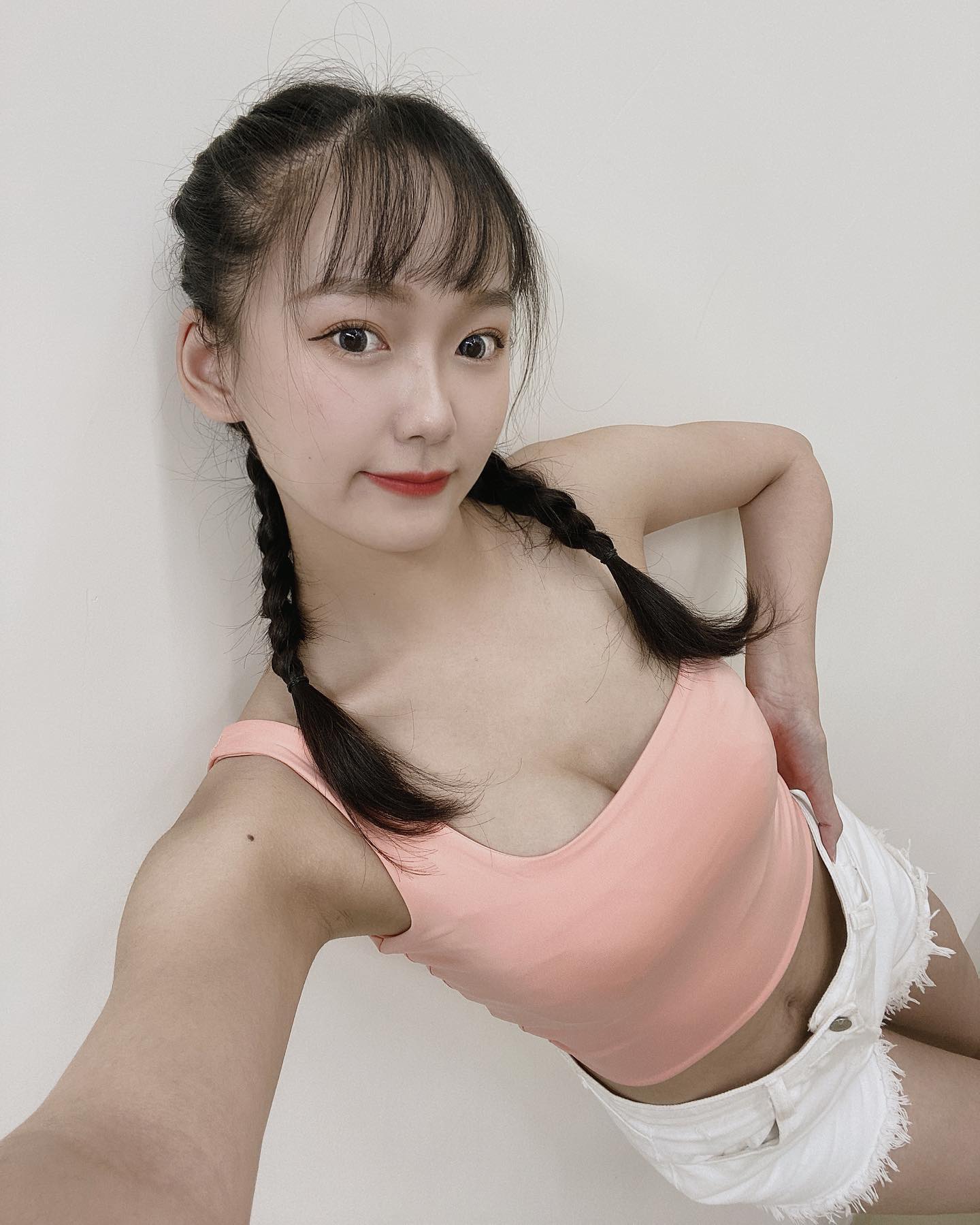 正妹「Queena」甜美萌顏超吃香，「低胸造型」越看越犯規！走在路上超吸睛！-第1章-图片6