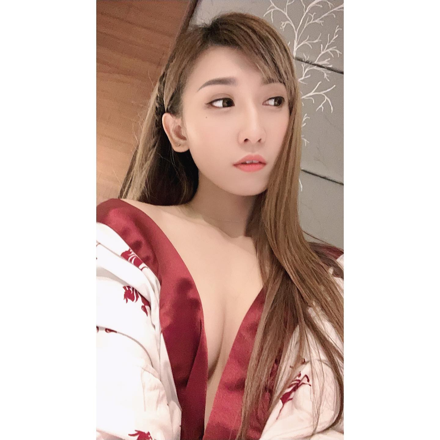 白皙美乳正妹「芝赤」犯規「S曲線」完美展現性感身材！酥胸美腿使人戀愛-第1章-图片1