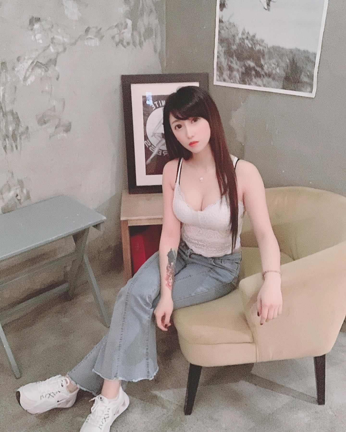 白皙美乳正妹「芝赤」犯規「S曲線」完美展現性感身材！酥胸美腿使人戀愛-第1章-图片4