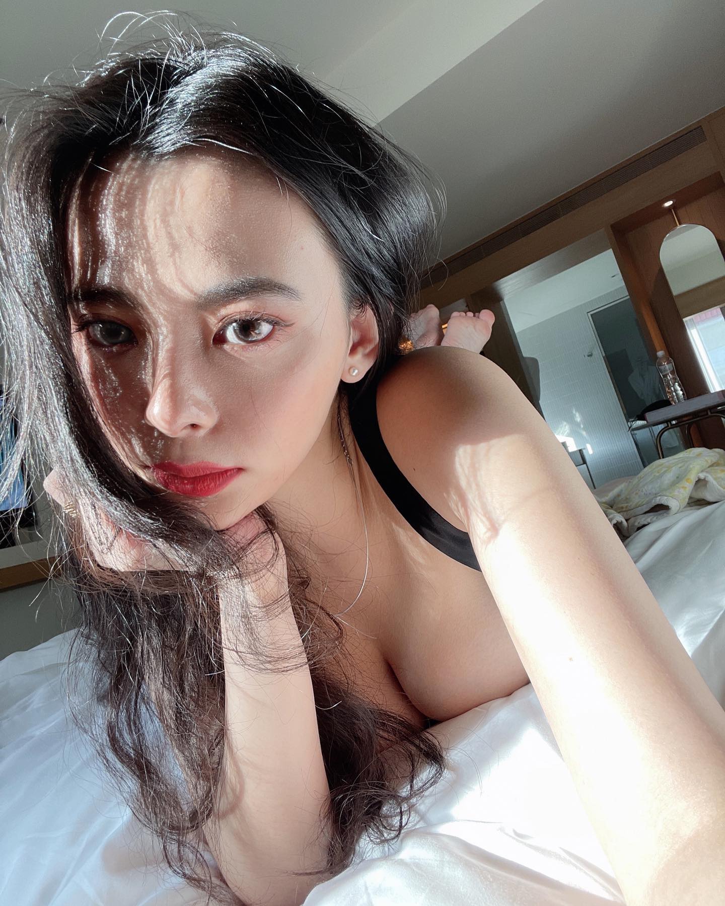 高顏值正妹「Viviane」炸出凶猛乳量！曬「魔鬼身材」畫面太養眼了-第1章-图片8