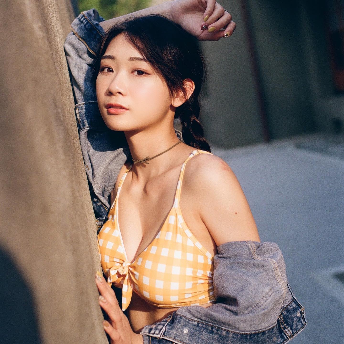 美乳正妹「小妘」飽滿美乳隨之掉出！ 火辣辣的養眼畫面讓人受不了-第1章-图片2