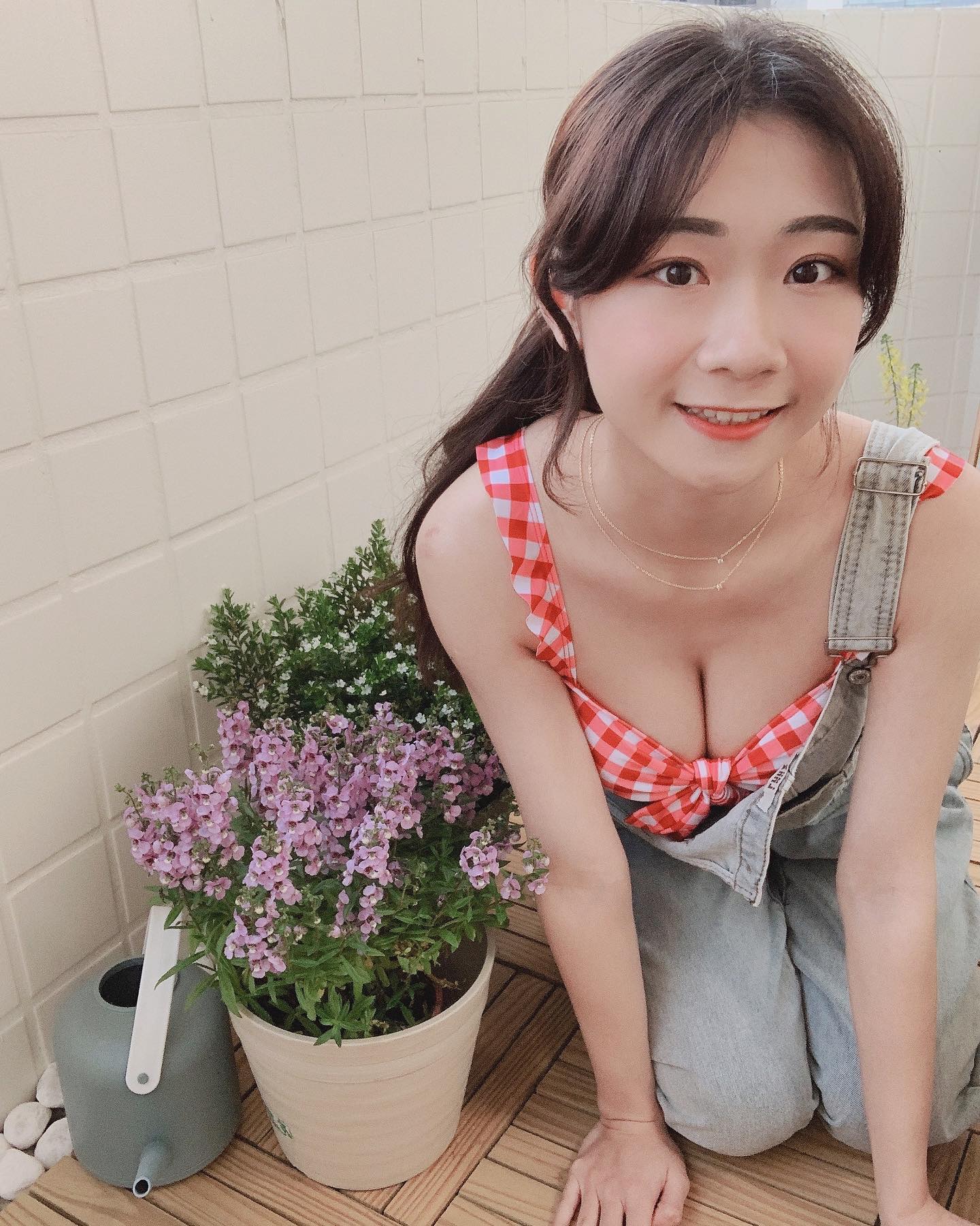 美乳正妹「小妘」飽滿美乳隨之掉出！ 火辣辣的養眼畫面讓人受不了-第1章-图片4