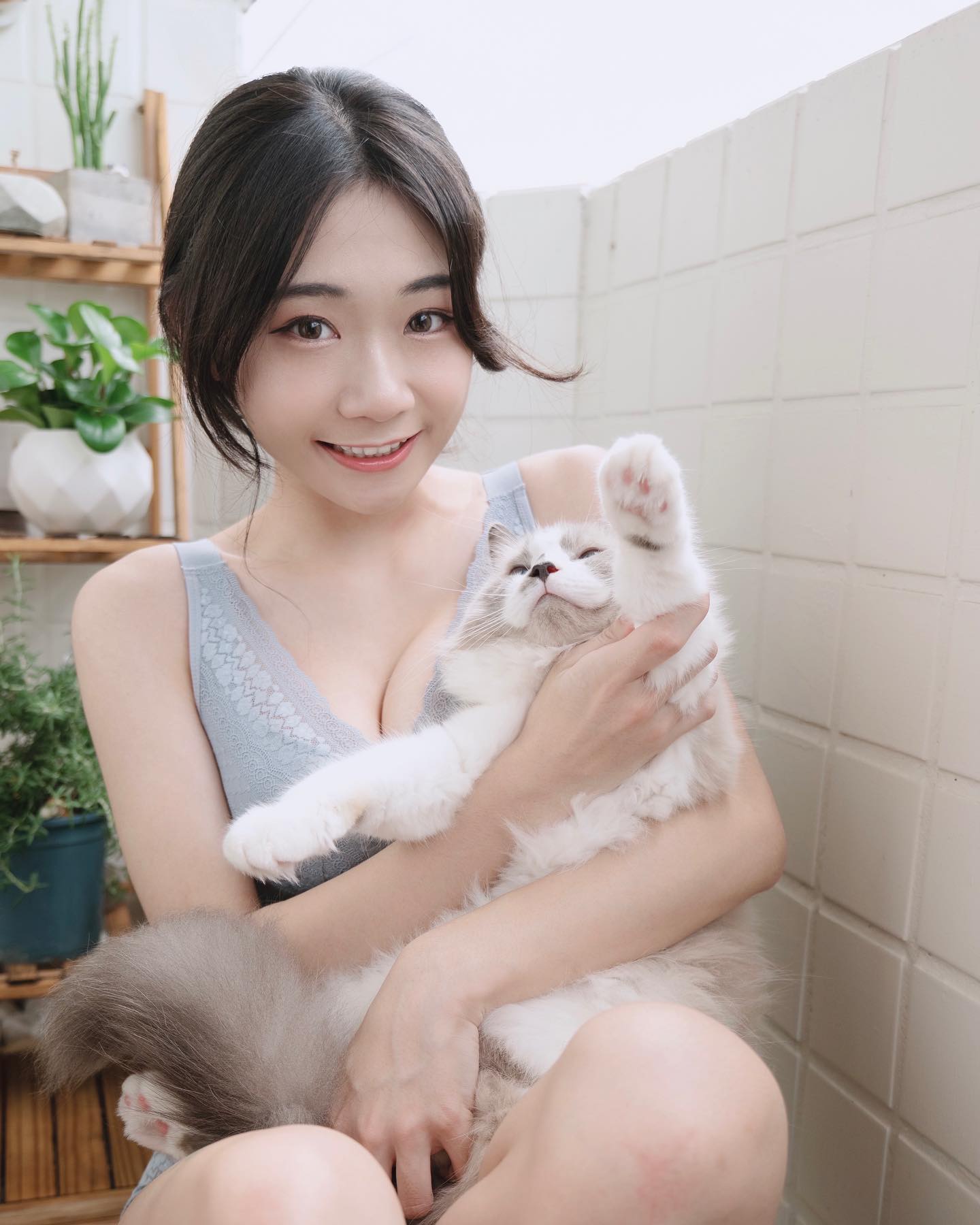 美乳正妹「小妘」飽滿美乳隨之掉出！ 火辣辣的養眼畫面讓人受不了-第1章-图片9