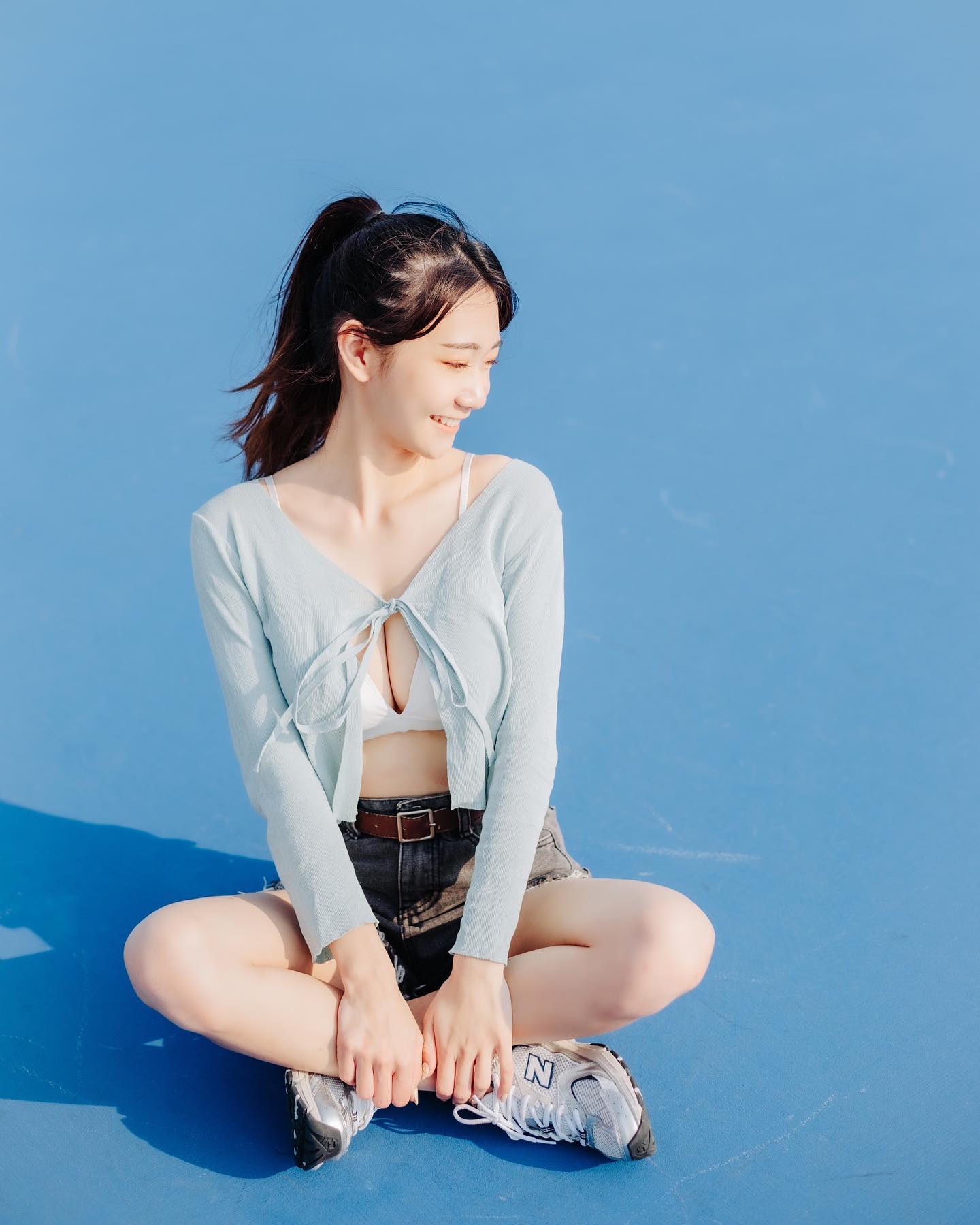 美乳正妹「小妘」飽滿美乳隨之掉出！ 火辣辣的養眼畫面讓人受不了-第1章-图片7