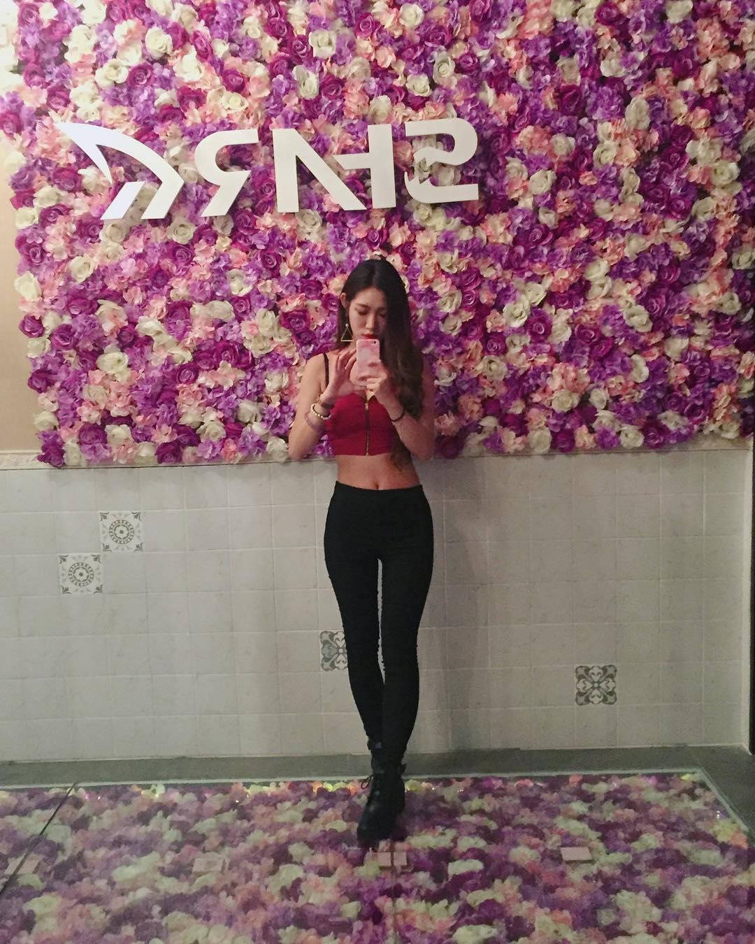 「羅伶」渾圓美胸撞擊畫面太銷魂，男人的天菜無誤，「碗公奶」快要遮不住啦-第1章-图片1