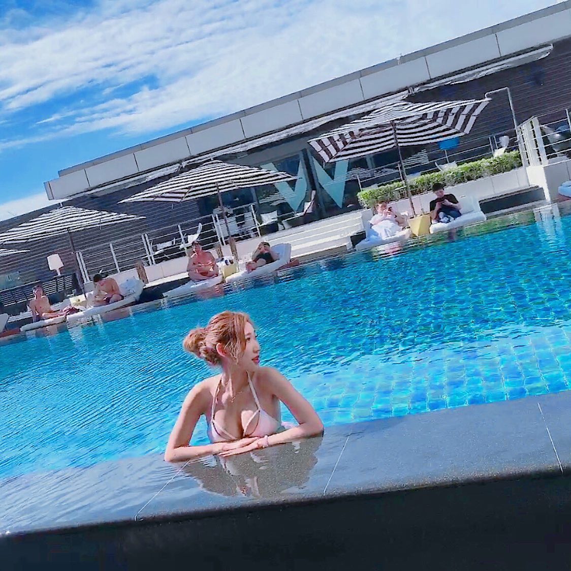 「羅伶」渾圓美胸撞擊畫面太銷魂，男人的天菜無誤，「碗公奶」快要遮不住啦-第1章-图片6