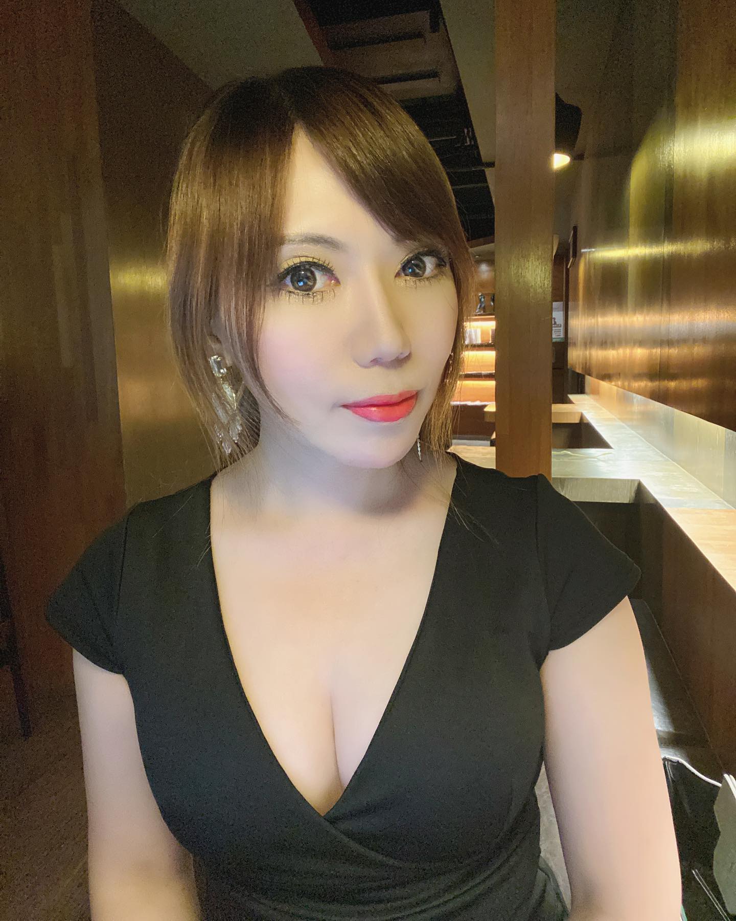 乳浪來襲「林雯雯」細肩帶背心根本包不住啊，飽滿到快掉出來，那乳溝真的太美-第1章-图片1