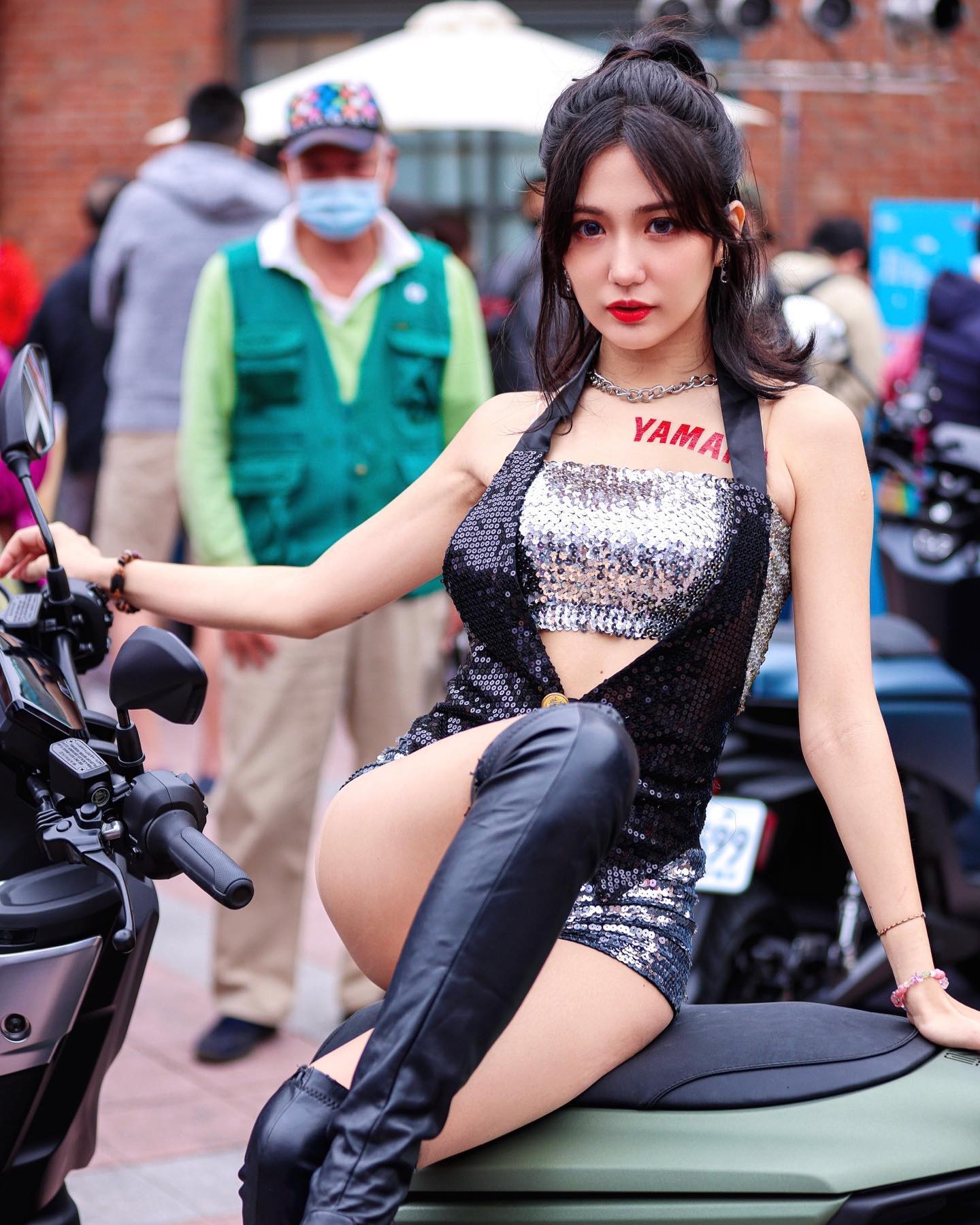 裸背正妹「綵冞」畫面「奶香四溢」快讓螢幕炸裂啦！連美腿都好誘人喔！-第1章-图片10