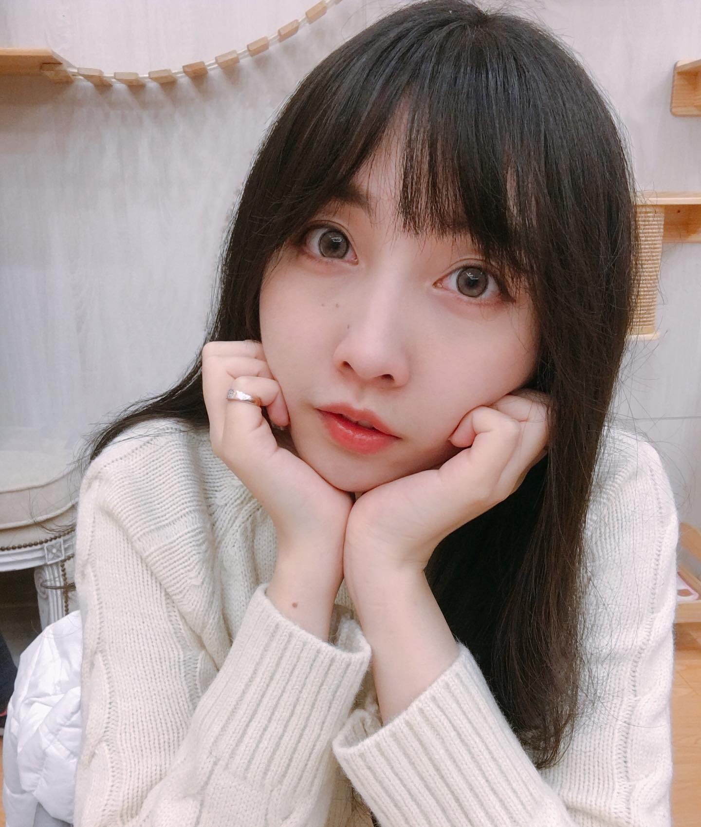 女神「姜姜」顏值讓人戀愛！「飽滿乳量」實在是極品！ 硬是塞滿畫面好擁擠-第1章-图片2