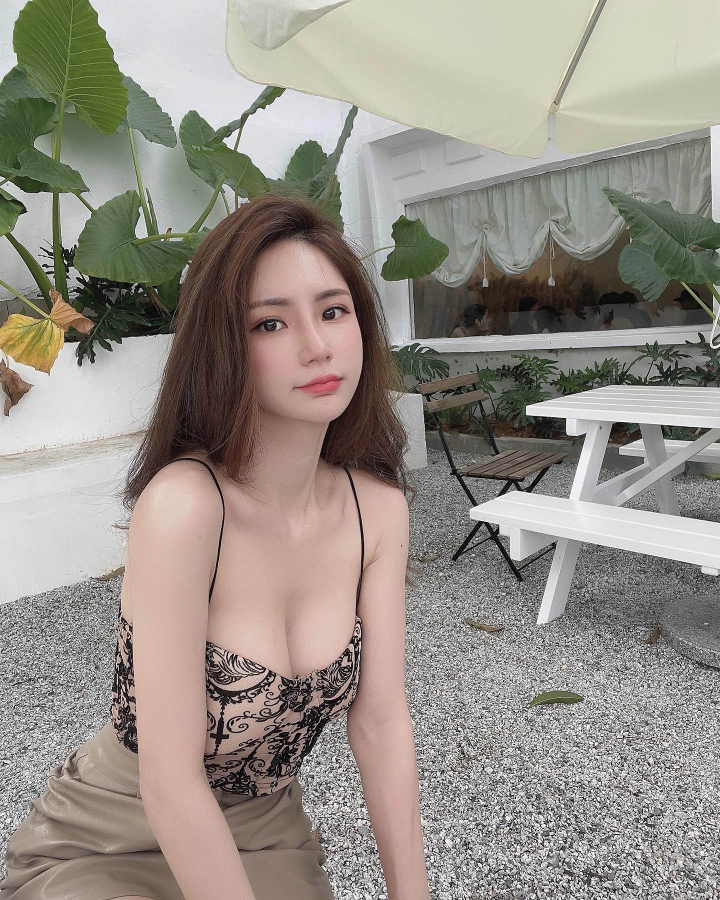 正妹「周思斌莉」白嫩飽滿的「終極南半球」胸狠八字奶都要掉出來了啊！-第1章-图片5