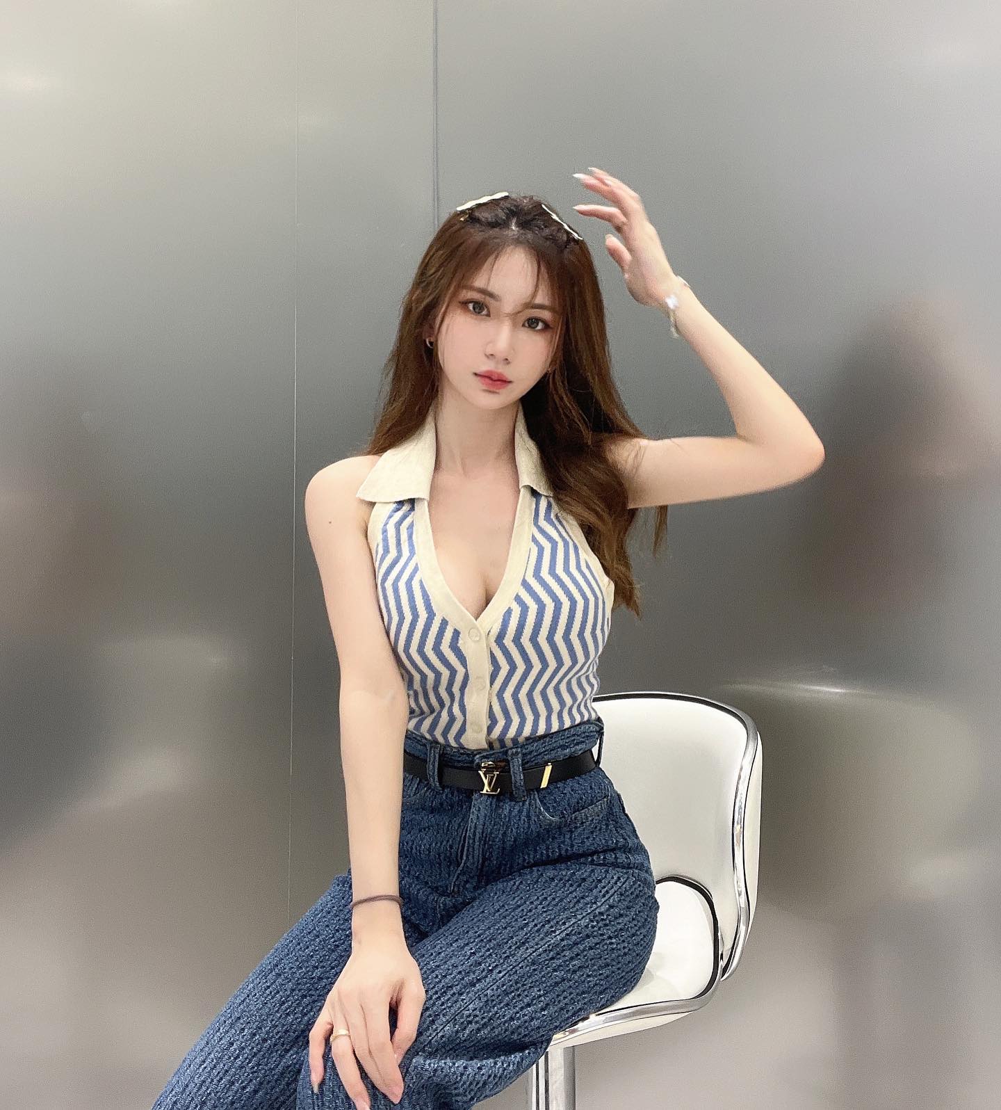 正妹「周思斌莉」白嫩飽滿的「終極南半球」胸狠八字奶都要掉出來了啊！-第1章-图片6