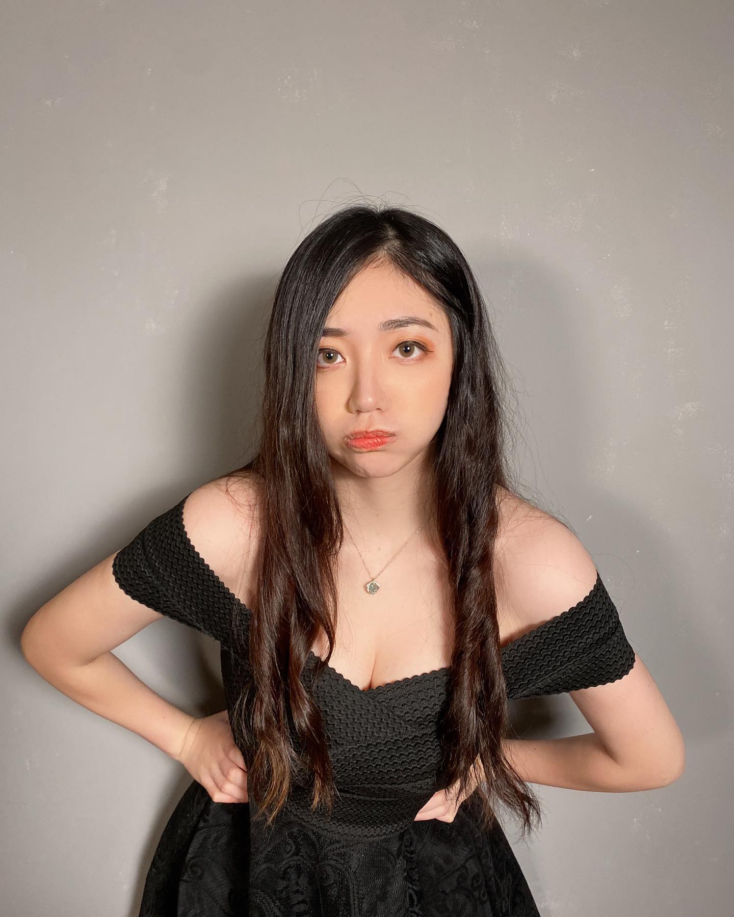 「夜雨」超兇悍美乳畫面好迷人！美的讓人忘了眨眼，「乳罩深溝」甜甜的！-第1章-图片3