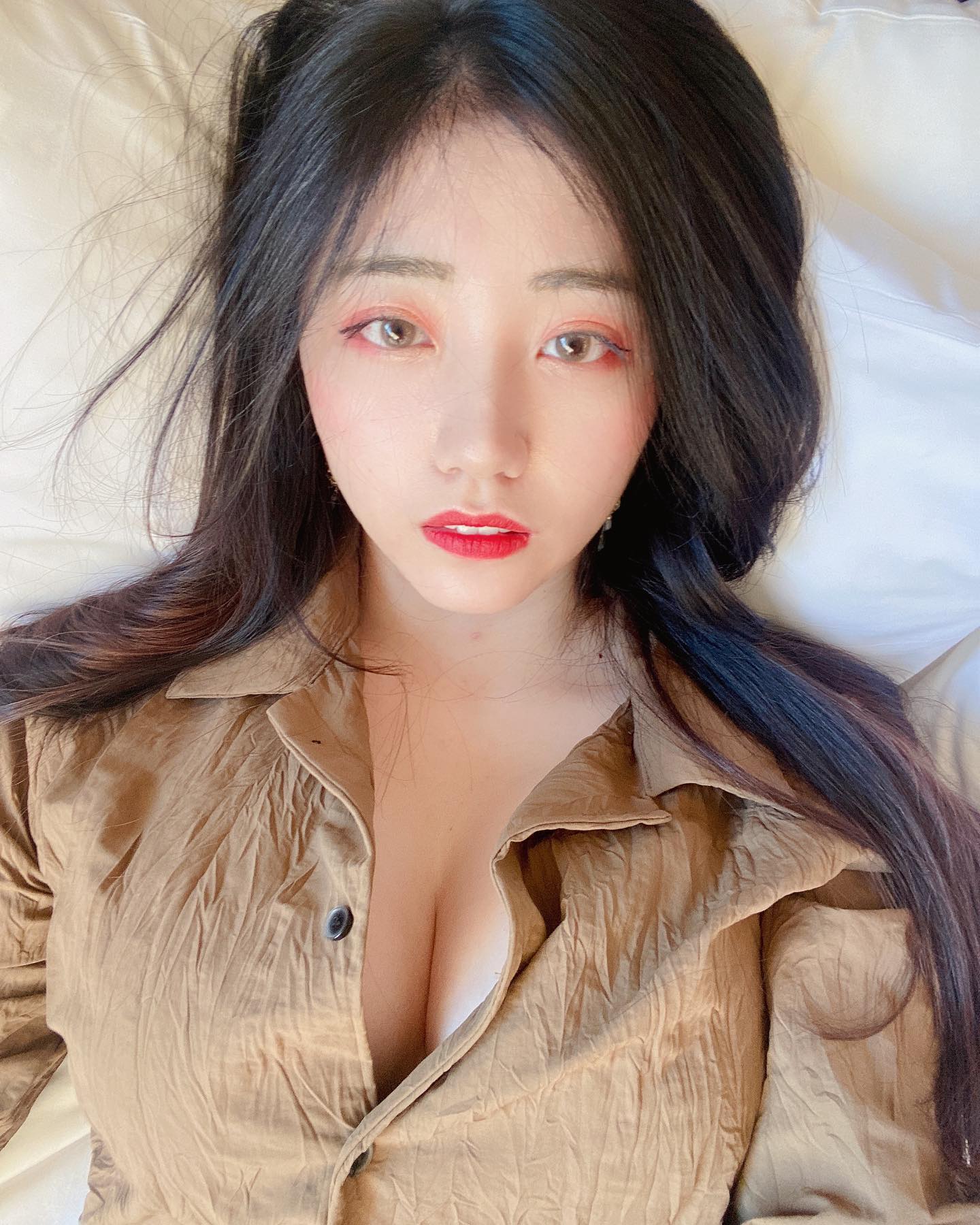 「夜雨」超兇悍美乳畫面好迷人！美的讓人忘了眨眼，「乳罩深溝」甜甜的！-第1章-图片7