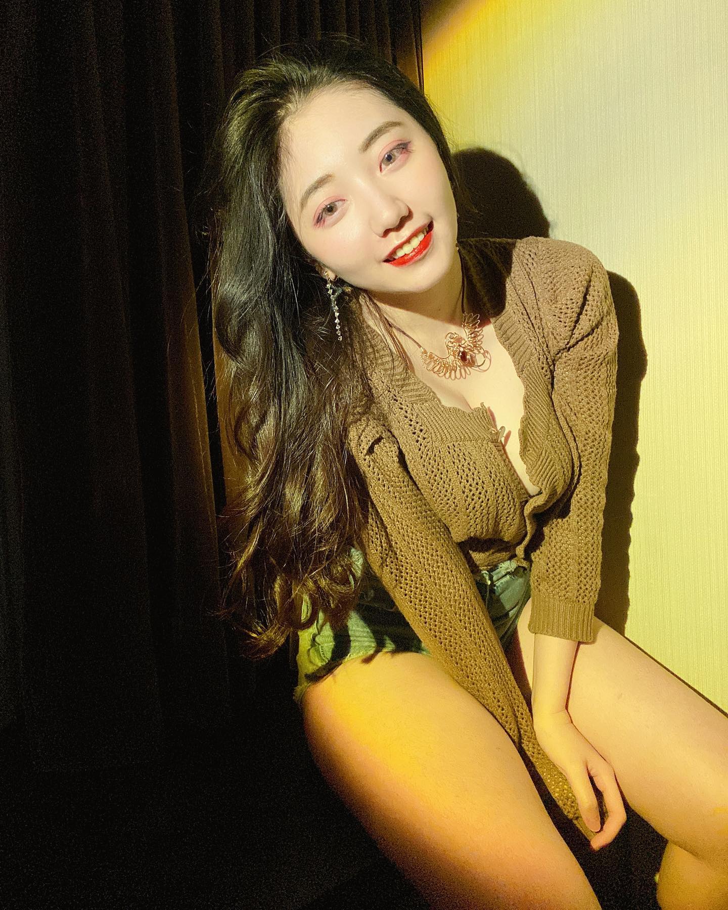 「夜雨」超兇悍美乳畫面好迷人！美的讓人忘了眨眼，「乳罩深溝」甜甜的！-第1章-图片10