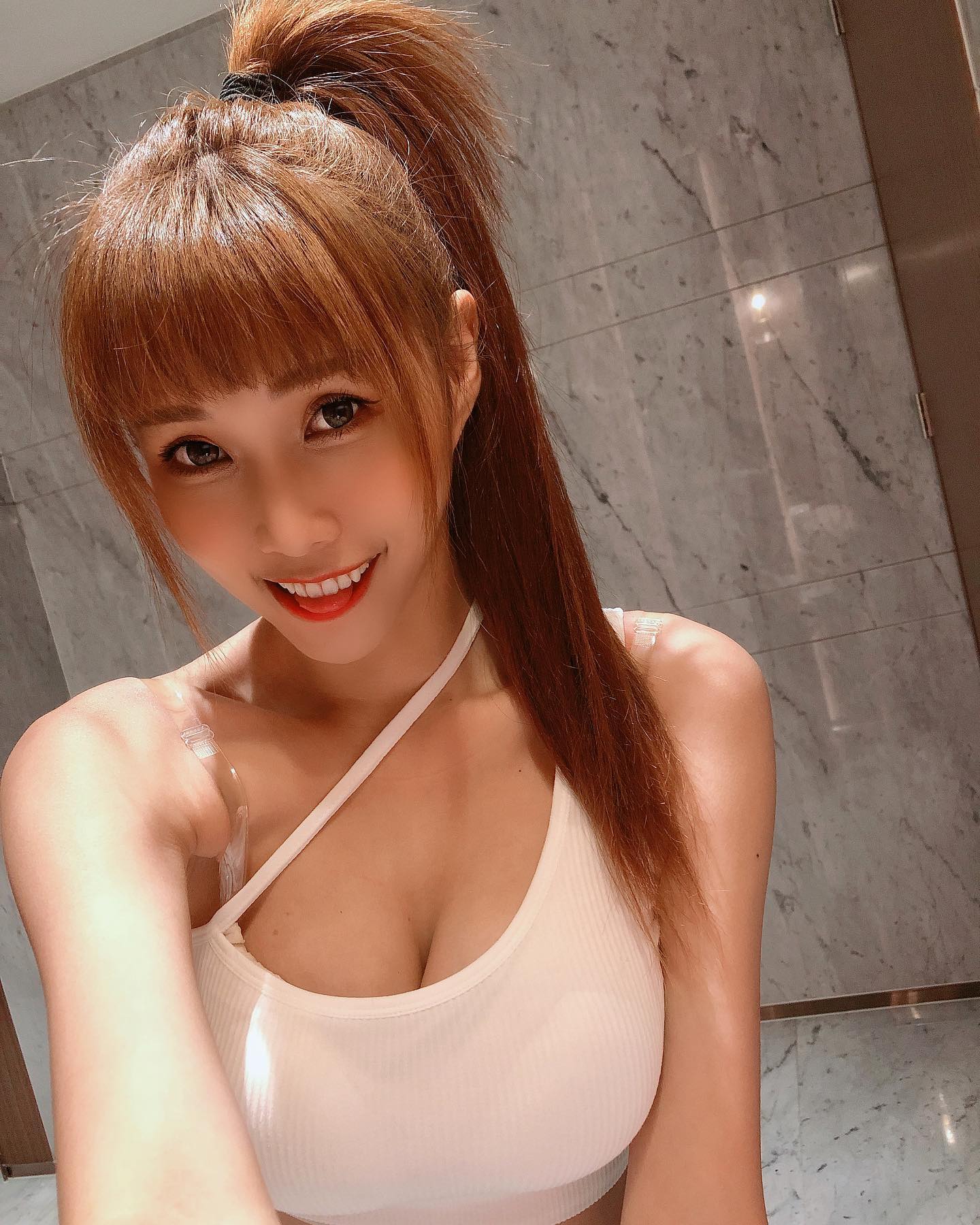 俏皮甜心「慕霏」帶著渾圓奶球出擊！比基尼快被撐爆！「白皙美腿」超修長！-第1章-图片5