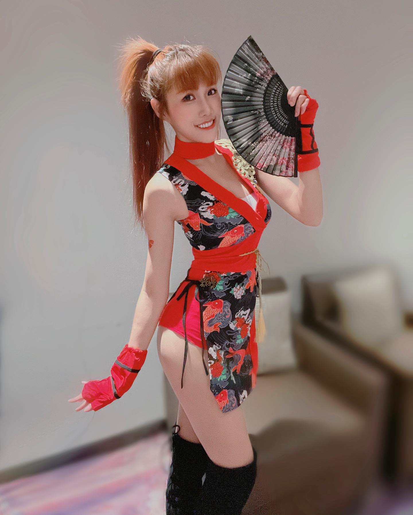 俏皮甜心「慕霏」帶著渾圓奶球出擊！比基尼快被撐爆！「白皙美腿」超修長！-第1章-图片9