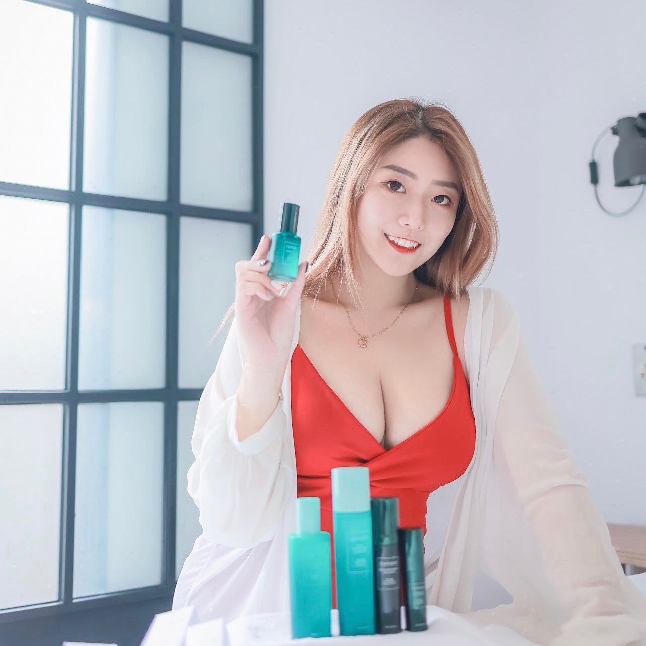 甜美正妹「nini」又白又嫩讓人理智線快斷掉，深溝炸出神猛乳量，這尺寸太養眼了-第1章-图片5