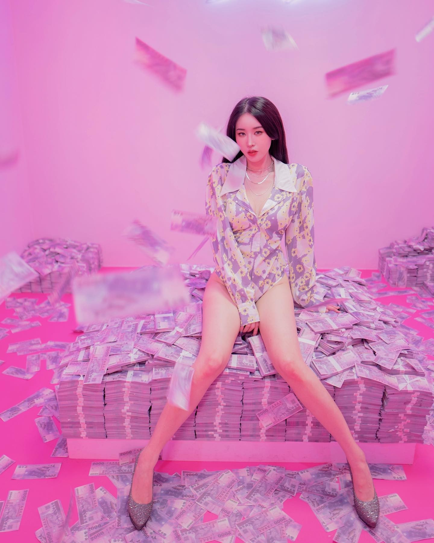 完美天菜「鄭若青」舉手投足魅力噴發，大挖空「美乳快蹦出」根本視覺饗宴！-第1章-图片3