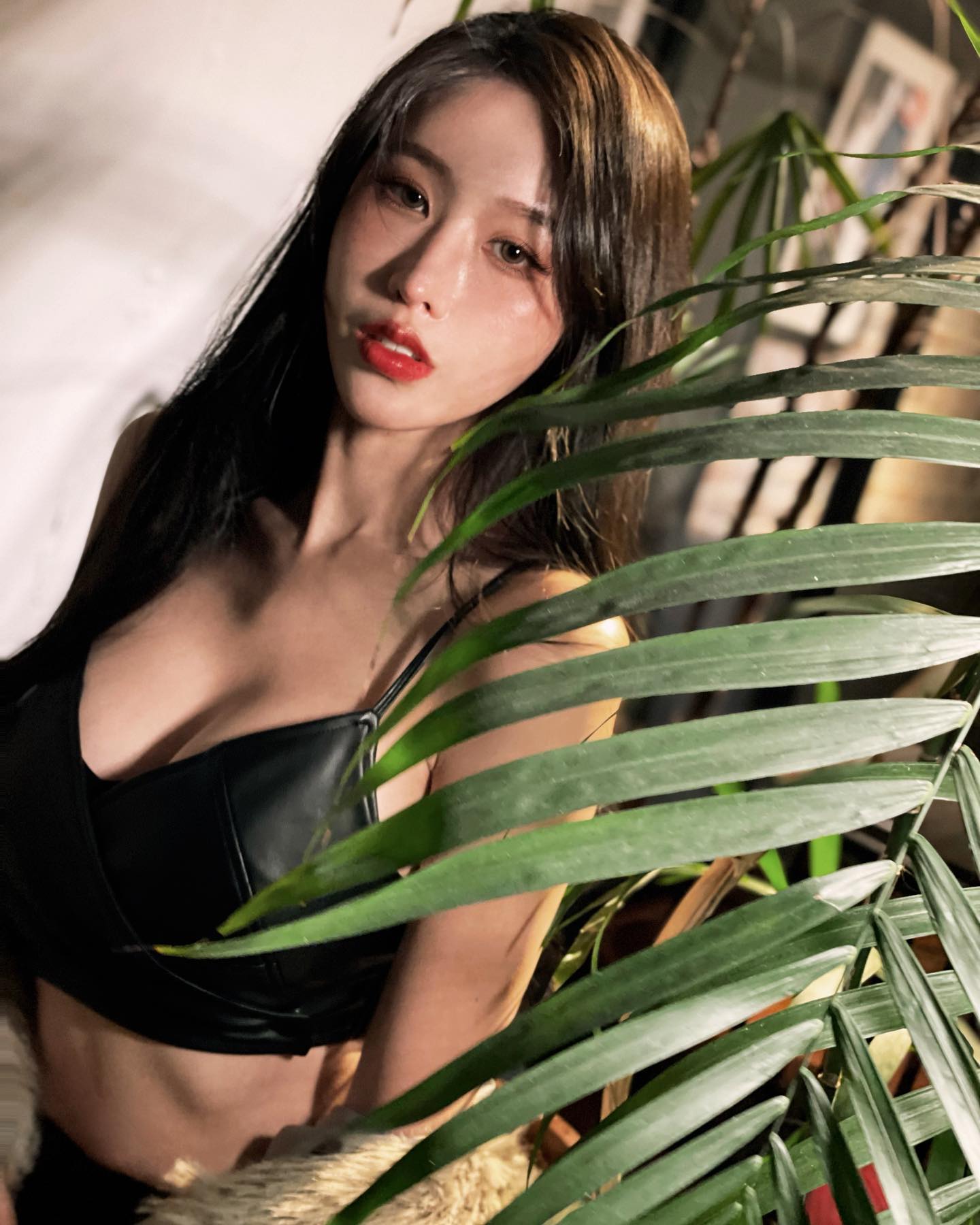 完美天菜「鄭若青」舉手投足魅力噴發，大挖空「美乳快蹦出」根本視覺饗宴！-第1章-图片1