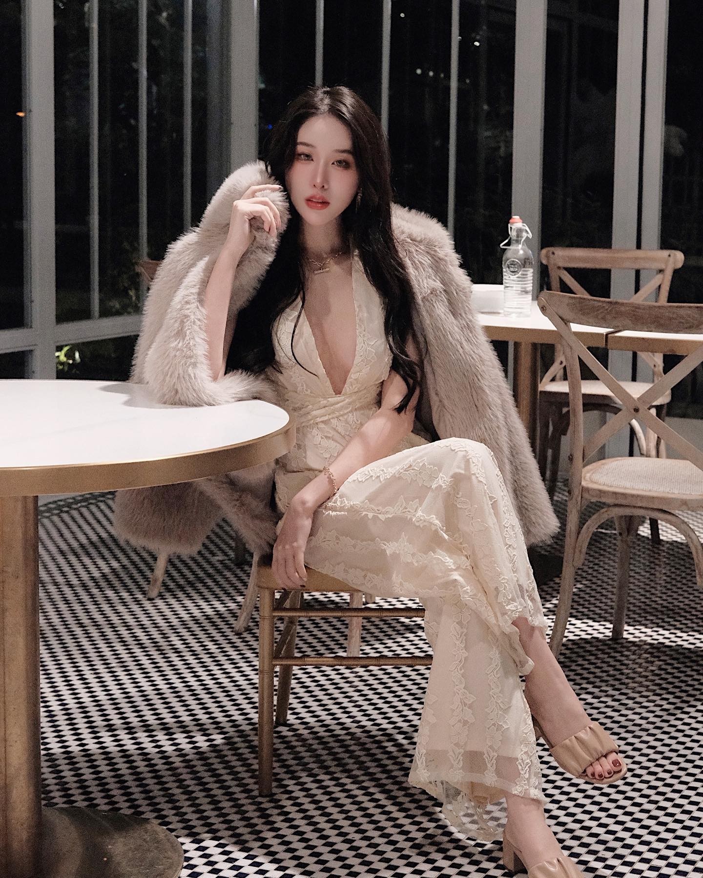 完美天菜「鄭若青」舉手投足魅力噴發，大挖空「美乳快蹦出」根本視覺饗宴！-第1章-图片6