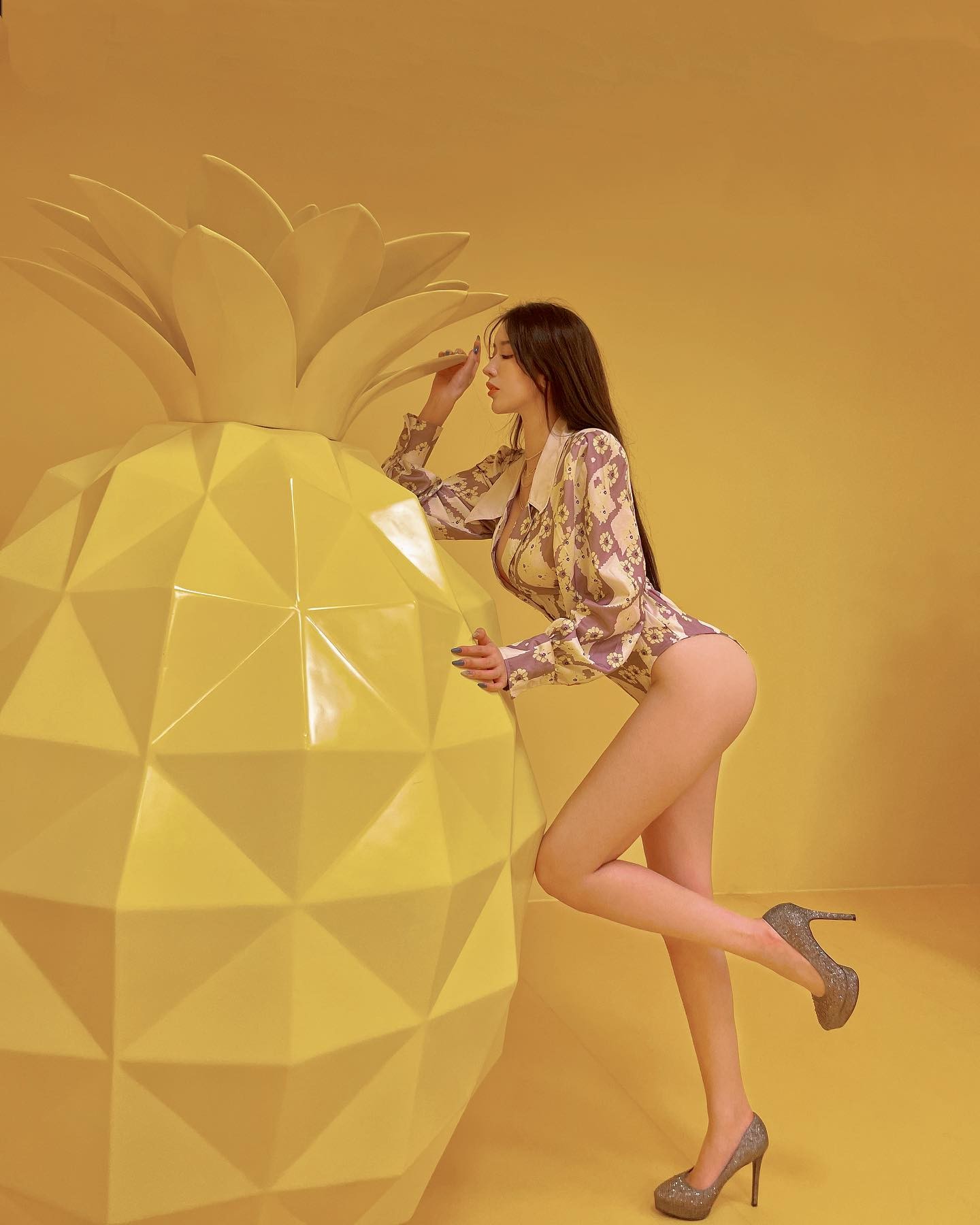 完美天菜「鄭若青」舉手投足魅力噴發，大挖空「美乳快蹦出」根本視覺饗宴！-第1章-图片4