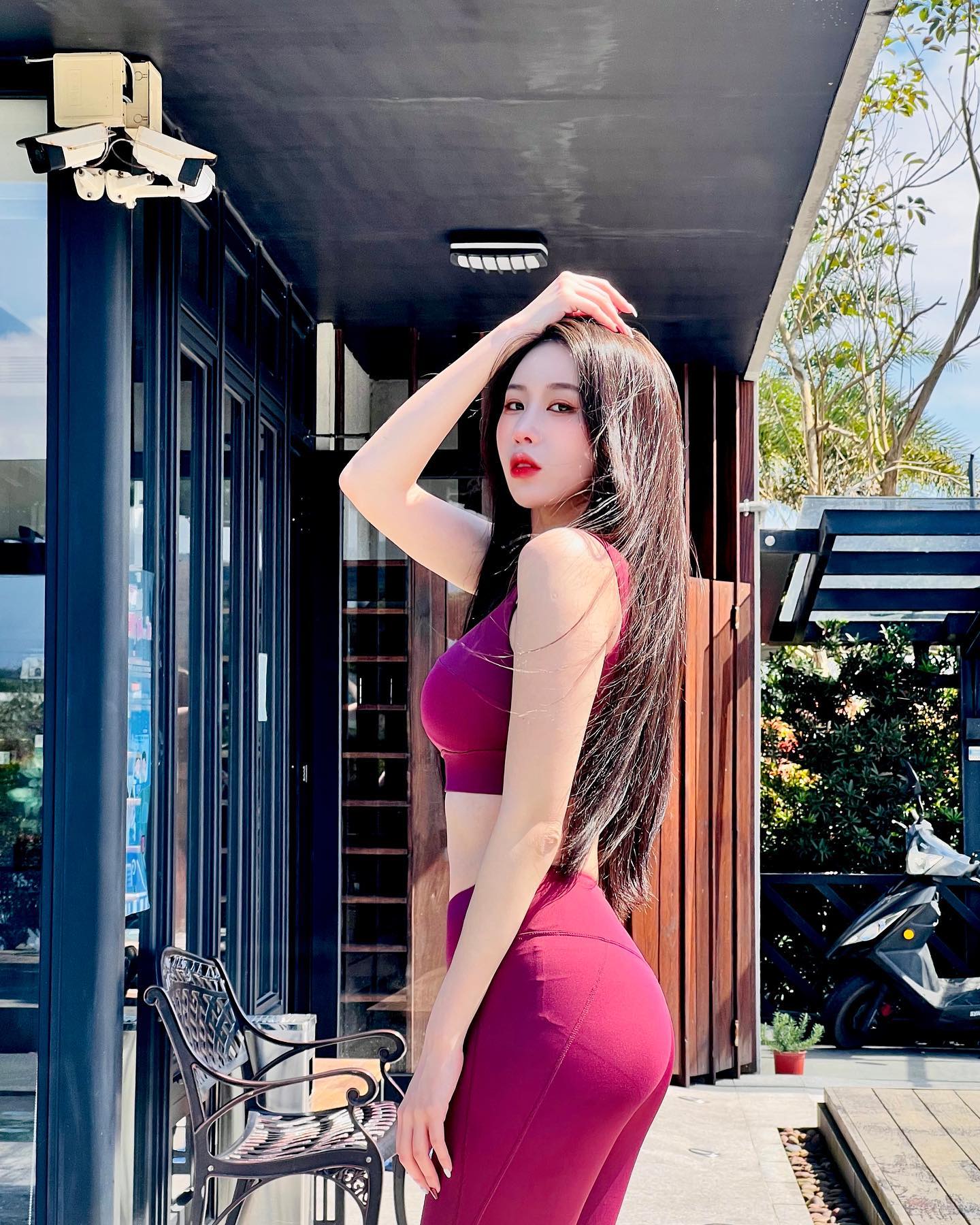 完美天菜「鄭若青」舉手投足魅力噴發，大挖空「美乳快蹦出」根本視覺饗宴！-第1章-图片9