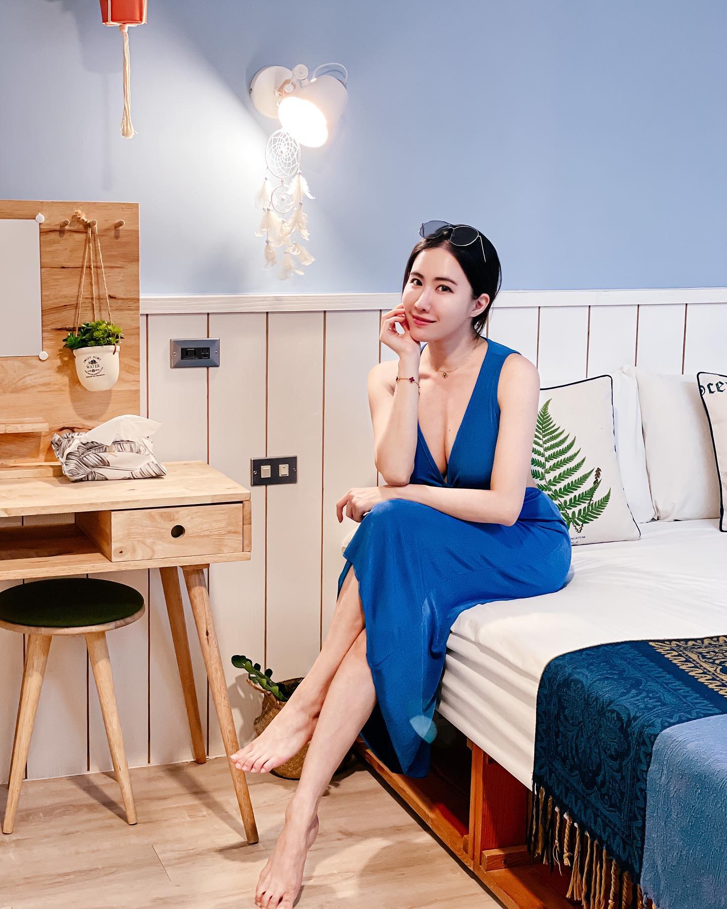 飽滿妹子「dora」巴掌臉+電眼，邪惡視角猛到受不了！低胸視角太犯規！-第1章-图片3