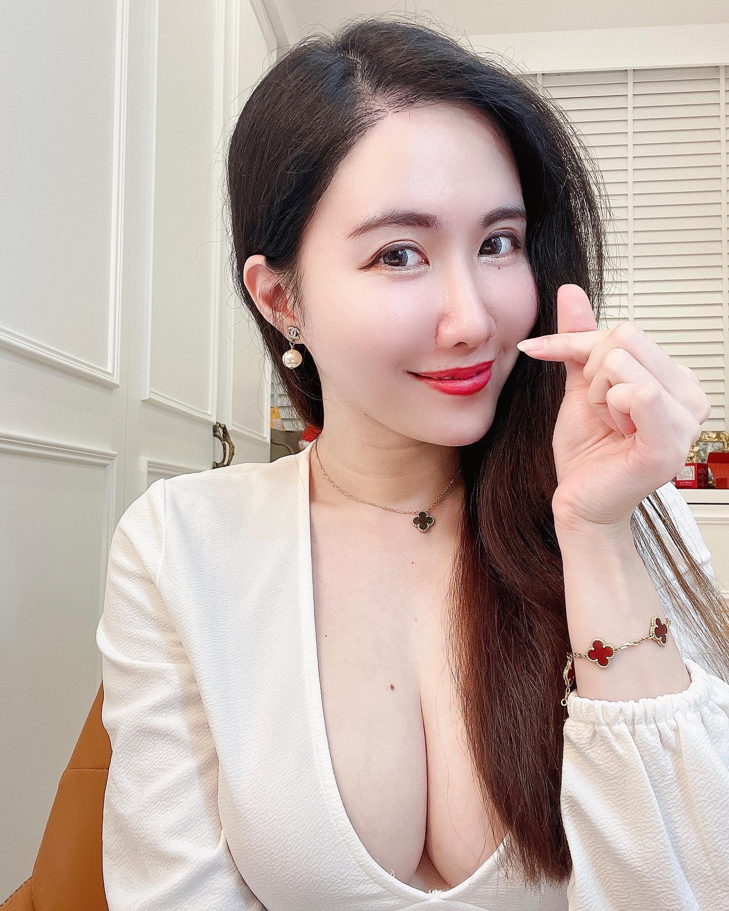 飽滿妹子「dora」巴掌臉+電眼，邪惡視角猛到受不了！低胸視角太犯規！-第1章-图片7