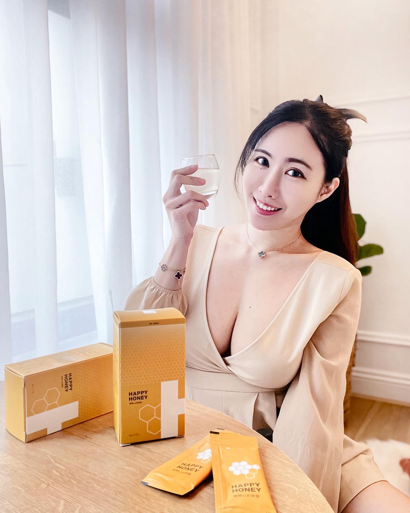 飽滿妹子「dora」巴掌臉+電眼，邪惡視角猛到受不了！低胸視角太犯規！-第1章-图片6