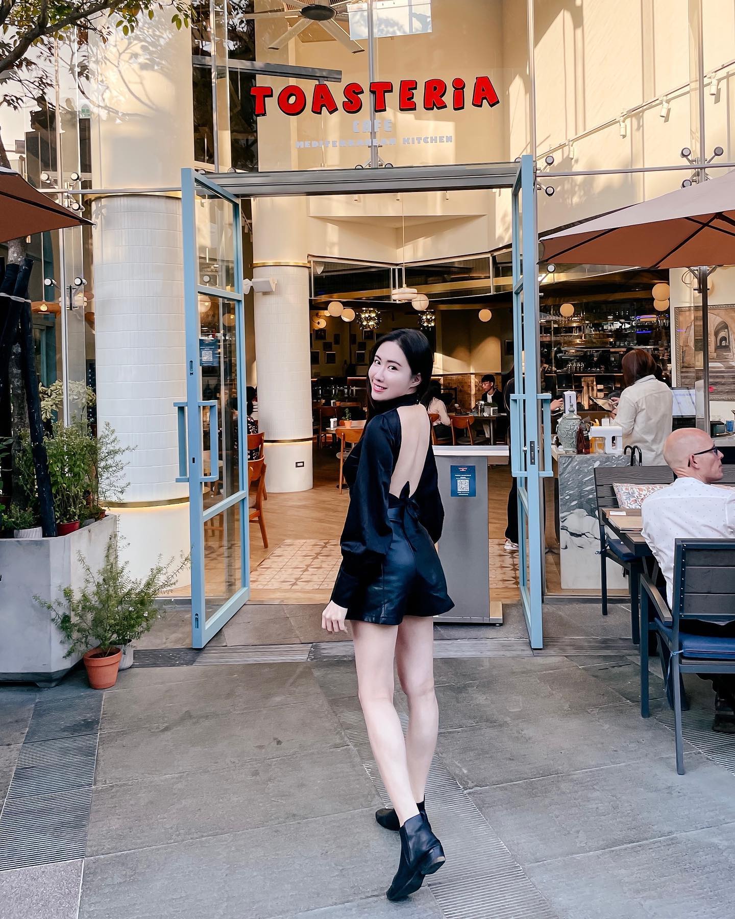 飽滿妹子「dora」巴掌臉+電眼，邪惡視角猛到受不了！低胸視角太犯規！-第1章-图片9