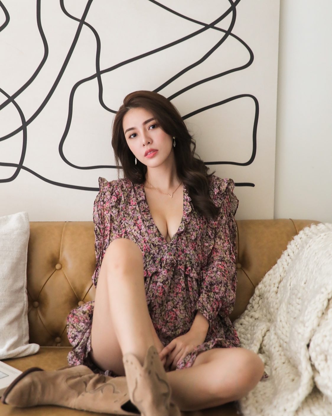 夢幻女神「吳采臻」奶容量太驚人，畫面都快放不下啦！修長美腿整個好吸睛喔！-第1章-图片4