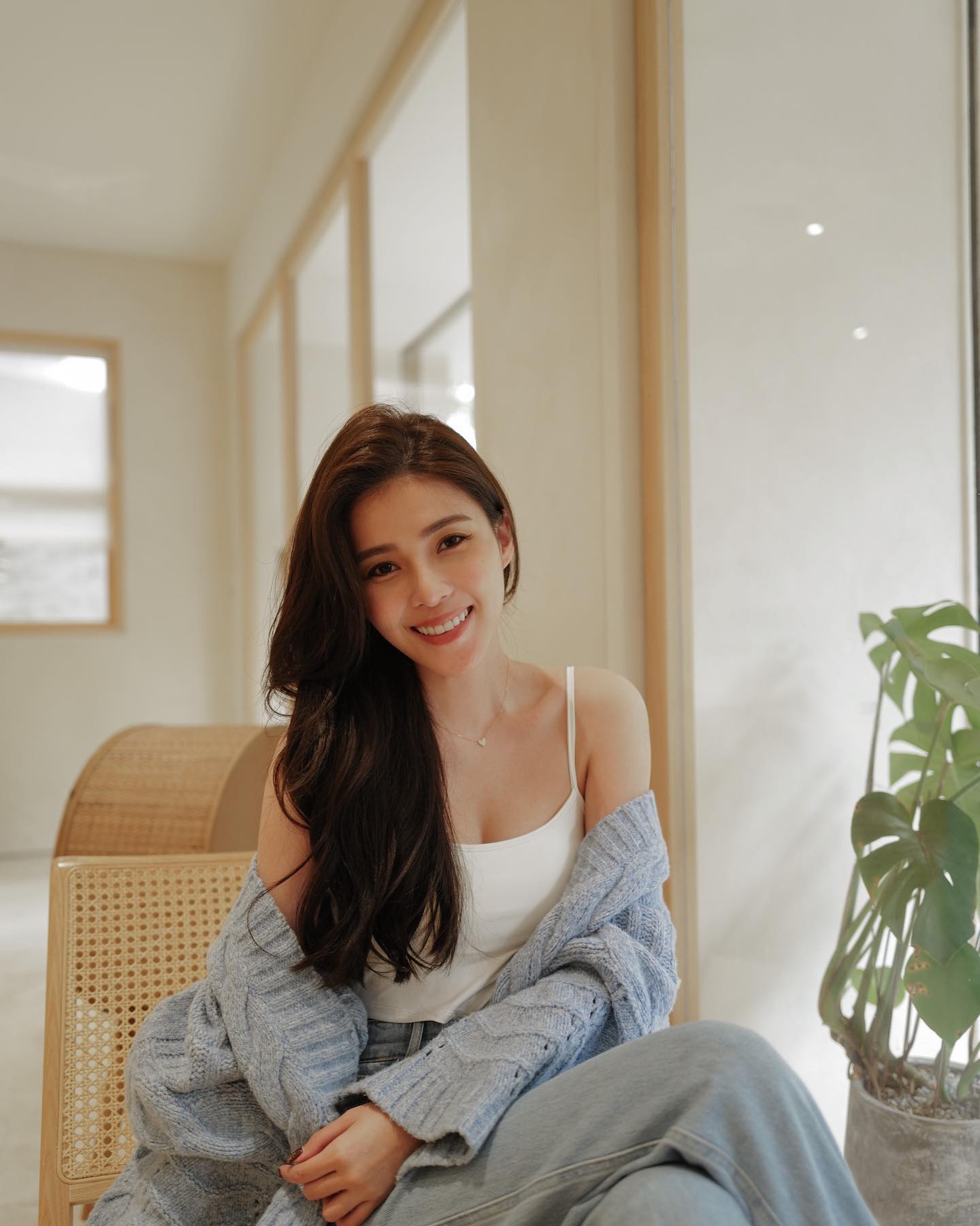 夢幻女神「吳采臻」奶容量太驚人，畫面都快放不下啦！修長美腿整個好吸睛喔！-第1章-图片10