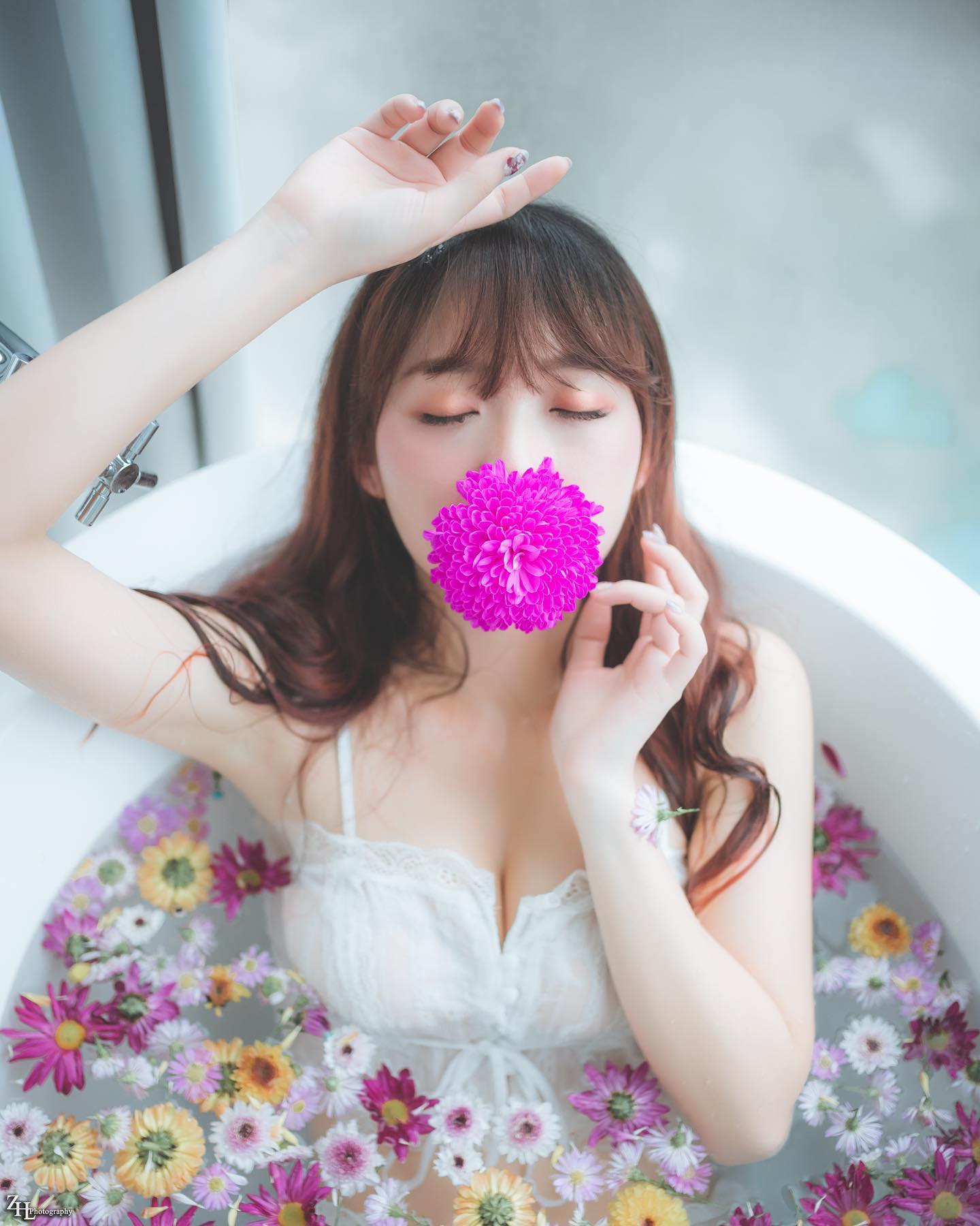 「璘璘」洋娃娃外型超甜美，畫面養眼讓人大吃冰淇淋！身體曲線若隱若現好誘人