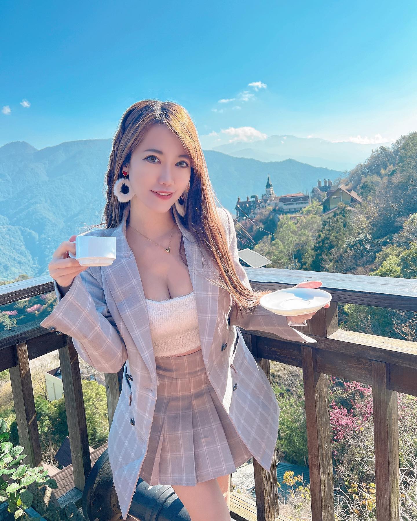 逆天長腿妹子「吳芸帆」化身性感小妖精「乳波不斷」好晃！整個快爆出來！-第1章-图片2