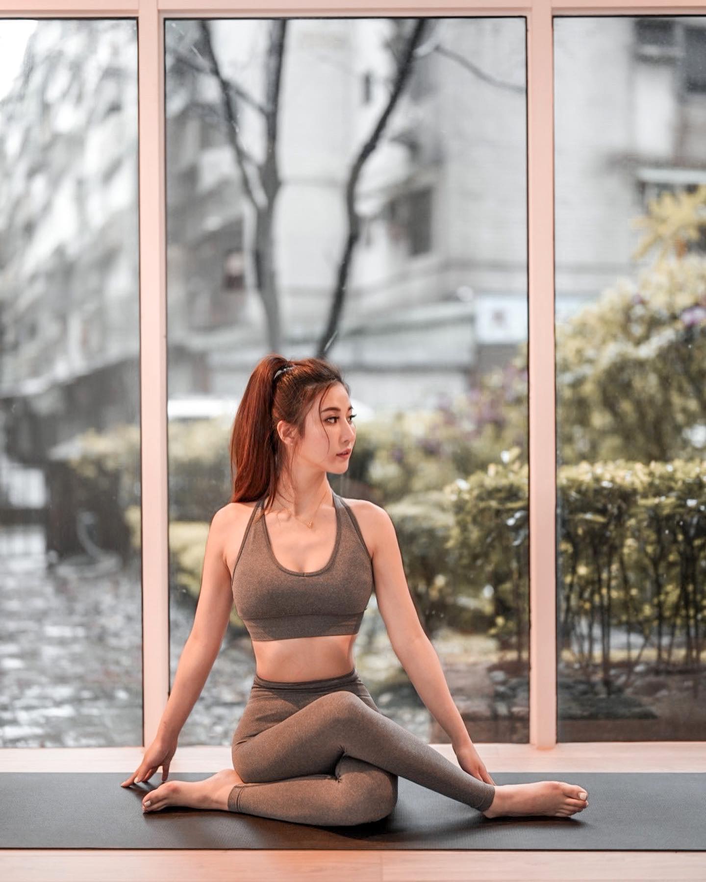 正妹作家「霈媞」顏值破表高，露性感長腿，夾腿坐姿好邪惡，美乳好驚人-第1章-图片10